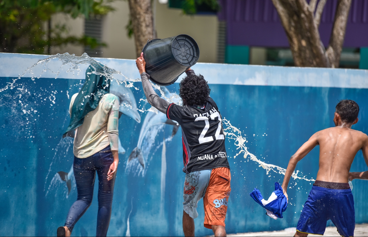 މާލެ: ޖޫން 25، 2017: ފިތުރު އީދާ ގުޅުވައިގެން ރަސްފަންނުގައި ބޭއްވި ފެންކުޅި އާއި ކުލަޖެހުމުގެ ތެރެއިން، ހިނގާފައި ދިޔަ ޒުވާން އަންހެނެއްގެ ގަޔަށް ބާލިދީއަކުން ފެން އޮއްސާލަނީ.---މިހާރު ފޮޓޯ: ނިޝާން އަލީ