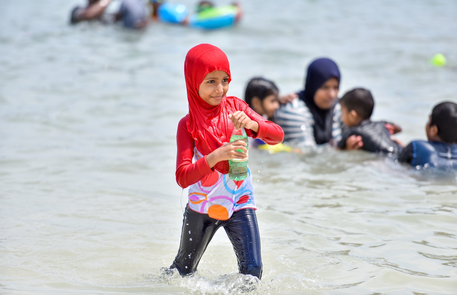 މާލެ: ޖޫން 25، 2017: ފިތުރު އީދާ ގުޅުވައިގެން ރަސްފަންނުގައި ބޭއްވި ފެންކުޅި އާއި ކުލަޖެހުމުގެ ތެރެއިން ކުޑަކުއްޖަކު ފުޅިއަކަށް ފެން އަޅައި އޭގެ މަތި ޖަހަނީ.---މިހާރު ފޮޓޯ: ނިޝާން އަލީ