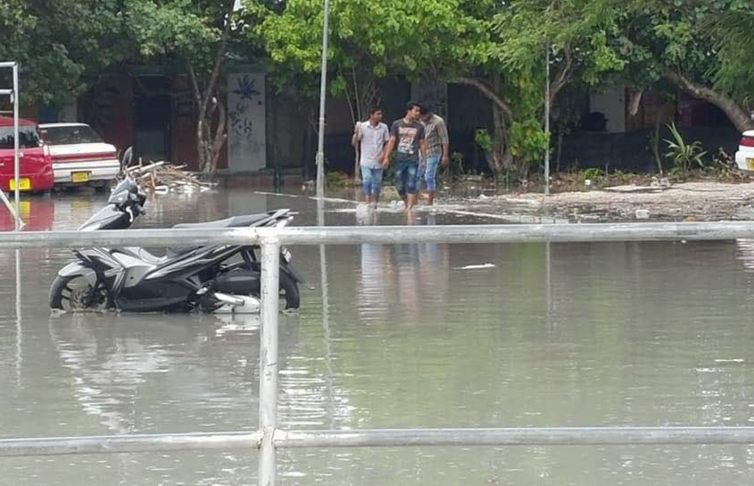 އަލިމަސް ކާނިވާ ސަރަހައްދަށް މިއަދު އުދައަރައި ފެން ބޮޑުވެފައި.---ފޮޓޯ: މުހައްމަދު ޒުހައިރު (ޒެޑޭ)