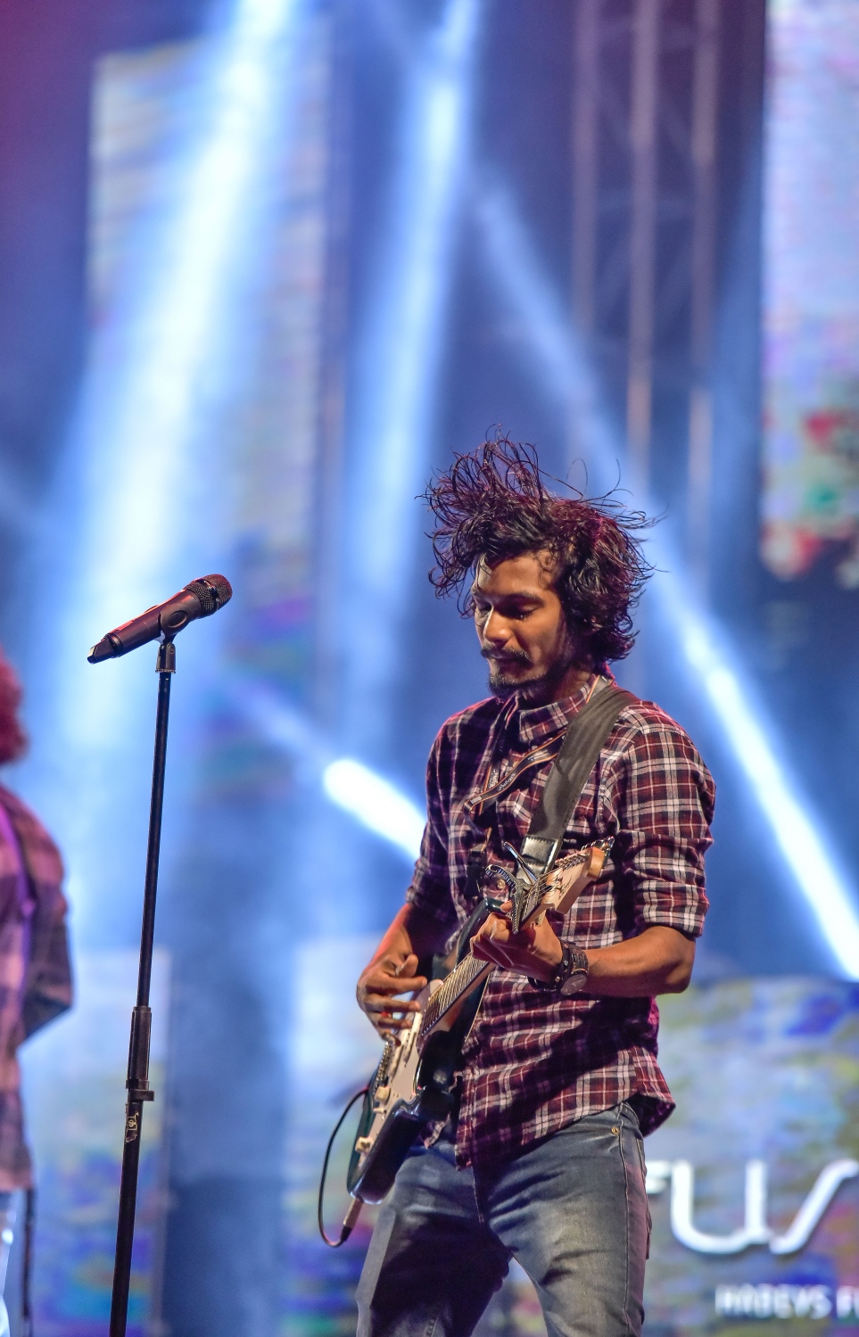 މާލެ: 26 ޖޫން 2017، މި ފިތުރު އީދުގެ އުފަލުގައި ހަބޭސް ބޮޑުބެރު ގުރޫޕުން ބޭއްވި މިއުޒިކް ޝޯގެ ތެރެއިން ހަބޭސް ފިއުޝަން ބޭންޑްގެ ބޮޑުބެ ލަވަކިޔަނީ: މި ޝޯ އަށް ޒުވާނުންގެ ބޮޑު ތަރުހީބެއް ލިބުނު--. ފޮޓޯ:ނިޝާން އަލީ/މިހާރު