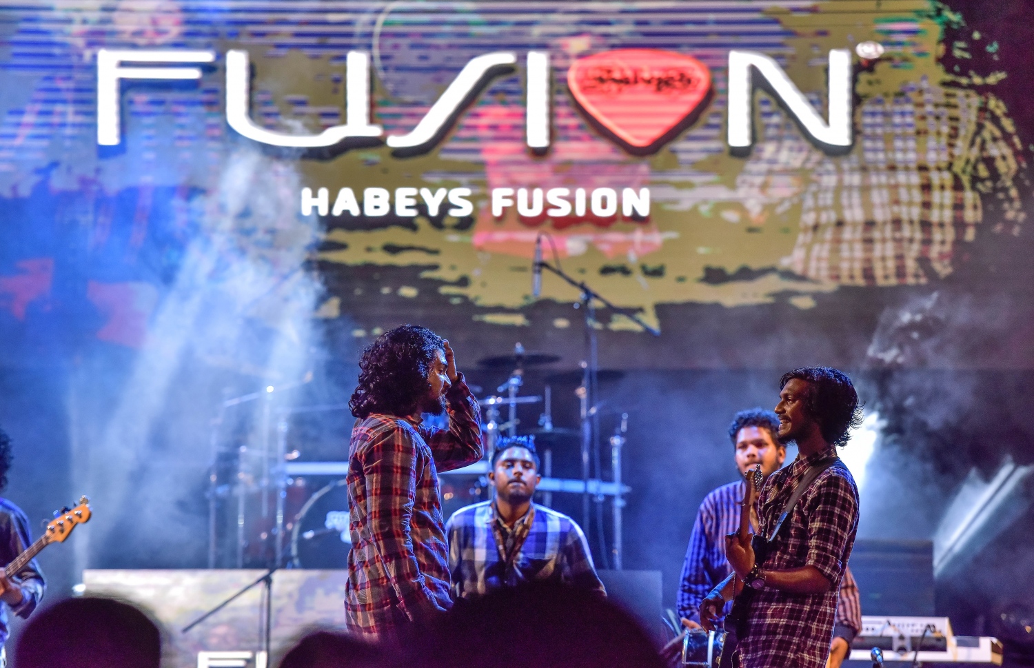 މާލެ: ޖޫން 26، 2017- ފިތުރު އީދުގެ އުފަލުގައި ހަބޭސް ބޮޑުބެރު ގުރޫޕުން ބޭއްވި މިއުޒިކް ޝޯ ގެ ތެރެއިން: މި ޝޯ އަށް ޒުވާނުންގެ ފަރާތުން ލިބުނު ތަރުހީބާ މެދު ހަބޭސް އިން ހިތްހަމަޖެހޭ.---މިހާރު ފޮޓޯ: ނިޝާން އަލީ