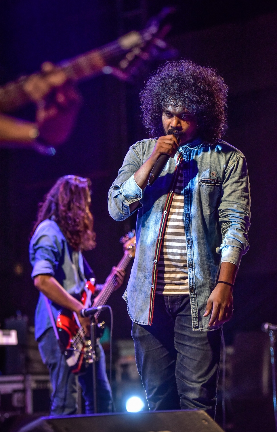 މާލެ: ޖޫން 26، 2017- ފިތުރު އީދުގެ އުފަލުގައި ހަބޭސް ބޮޑުބެރު ގުރޫޕުން ބޭއްވި މިއުޒިކް ޝޯ ގައި ތޮލާލް ލަވަކިޔަނީ: މި ޝޯ އަށް ޒުވާނުންގެ ފަރާތުން ލިބުނު ތަރުހީބާ މެދު ހަބޭސް އިން ހިތްހަމަޖެހޭ.---މިހާރު ފޮޓޯ: ނިޝާން އަލީ