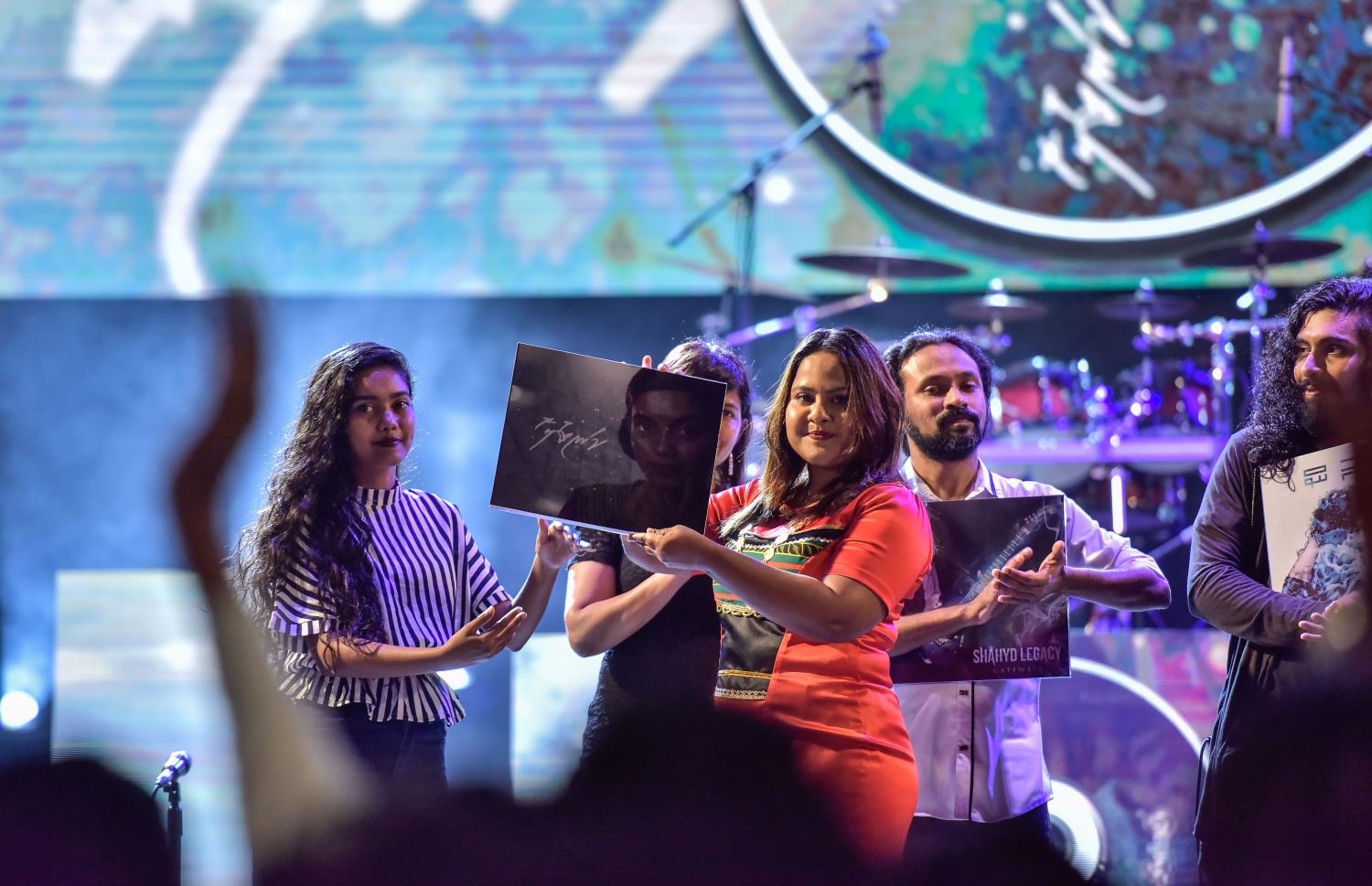 މާލެ: ޖޫން 26، 2017- ފިތުރު އީދުގެ އުފަލުގައި ހަބޭސް ބޮޑުބެރު ގުރޫޕުން ބޭއްވި މިއުޒިކް ޝޯ ގައި އެ ބޭންޑުގެ އަލްބަމެއް ނެރެނީ: މި ޝޯ ގައި ފަސް އަލްބަމެއް ނެރުނު.---މިހާރު ފޮޓޯ: ނިޝާން އަލީ