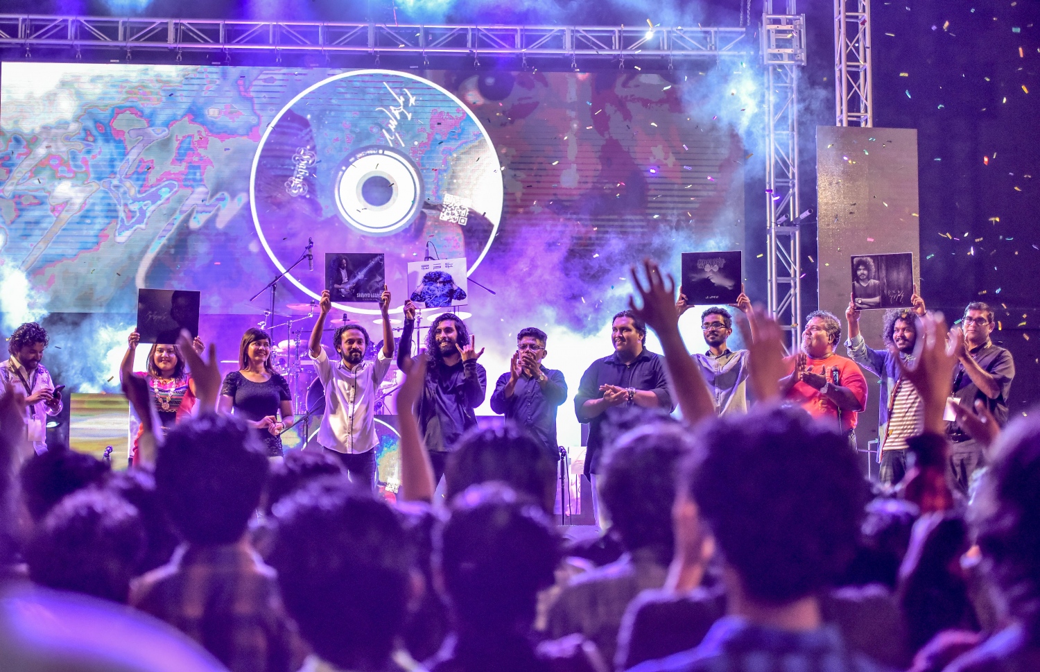 މާލެ: ޖޫން 26، 2017- ފިތުރު އީދުގެ އުފަލުގައި ހަބޭސް ބޮޑުބެރު ގުރޫޕުން ބޭއްވި މިއުޒިކް ޝޯ ގެ ތެރެއިން: މި ޝޯ އަށް ޒުވާނުންގެ ފަރާތުން ލިބުނު ތަރުހީބާ މެދު ހަބޭސް އިން ހިތްހަމަޖެހޭ.---މިހާރު ފޮޓޯ: ނިޝާން އަލީ