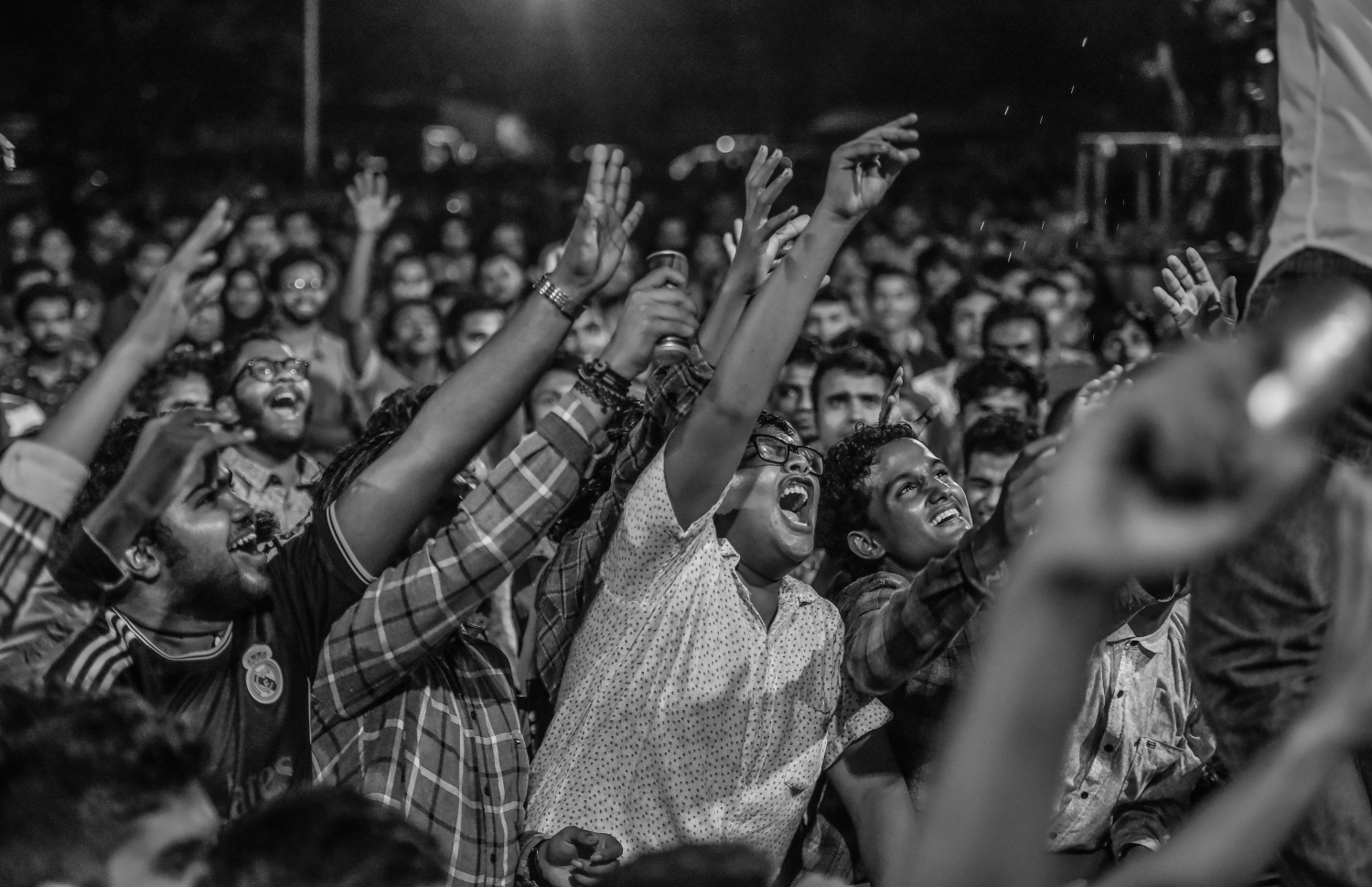 މާލެ: ޖޫން 26، 2017- ފިތުރު އީދުގެ އުފަލުގައި ހަބޭސް ބޮޑުބެރު ގުރޫޕުން ބޭއްވި މިއުޒިކް ޝޯ ގައި ޒުވާނުން މަޖާ ނަގަނީ: މި ޝޯ އަށް ޒުވާނުންގެ ހޫނު ތަރުހީބެއް ލިބުނު.---މިހާރު ފޮޓޯ: ނިޝާން އަލީ