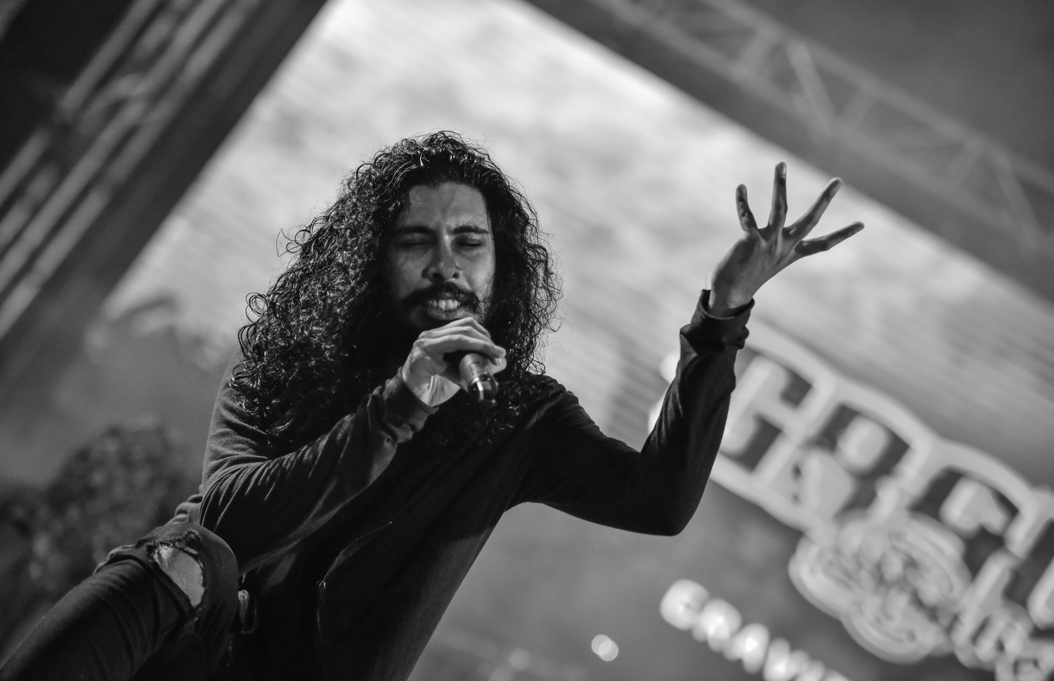 މާލެ: ޖޫން 26، 2017- ފިތުރު އީދުގެ އުފަލުގައި ހަބޭސް ބޮޑުބެރު ގުރޫޕުން ބޭއްވި މިއުޒިކް ޝޯ ގައި މުއައްޒިން ލަވަކިޔަނީ: މި ޝޯ އަށް ޒުވާނުންގެ ބޮޑު ތަރުހީބެއް ލިބުނު.---މިހާރު ފޮޓޯ: ނިޝާން އަލީ