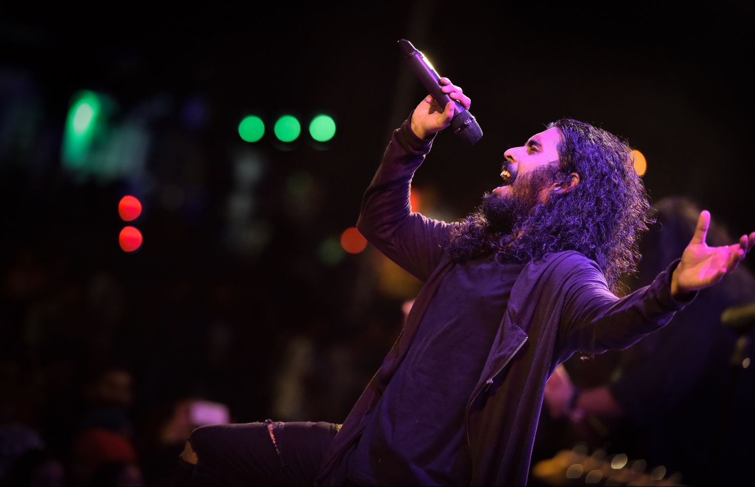 މާލެ: ޖޫން 26، 2017- ފިތުރު އީދުގެ އުފަލުގައި ހަބޭސް ބޮޑުބެރު ގުރޫޕުން ބޭއްވި މިއުޒިކް ޝޯ ގައި މުއައްޒިން ލަވަކިޔަނީ: މި ޝޯ އަށް ޒުވާނުންގެ ބޮޑު ތަރުހީބެއް ލިބުނު.---މިހާރު ފޮޓޯ: ނިޝާން އަލީ