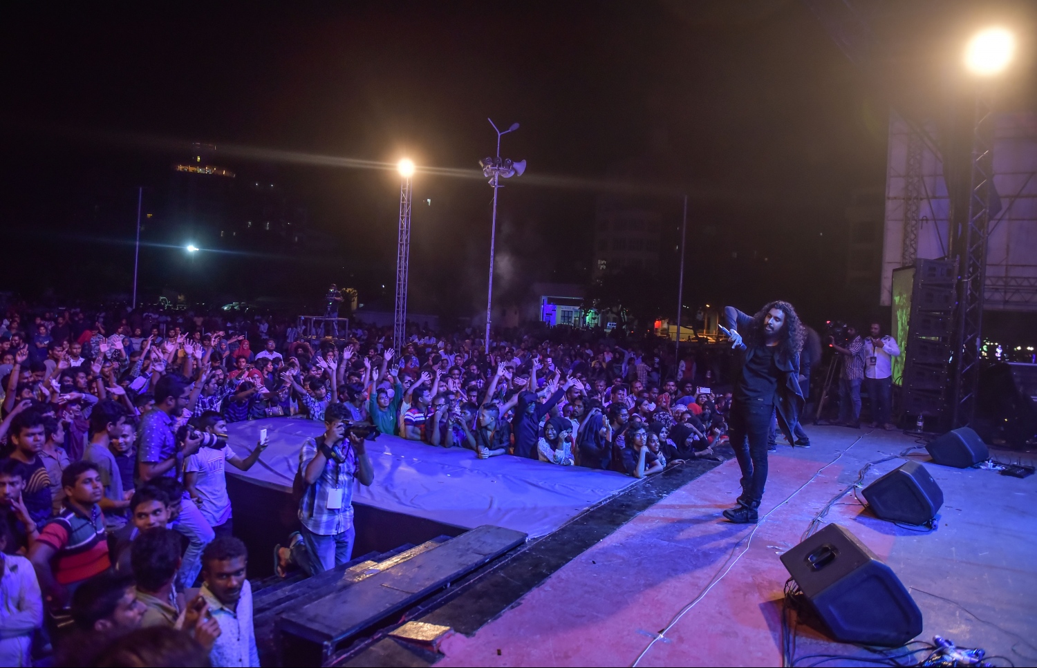 މާލެ: 26 ޖޫން 2017، މި ފިތުރު އީދުގެ އުފަލުގައި ހަބޭސް ބޮޑުބެރު ގުރޫޕުން ބޭއްވި މިއުޒިކް ޝޯގެ ތެރެއިން މުއައްޒިން: މި ޝޯ އަށް ޒުވާނުންގެ ބޮޑު ތަރުހީބެއް ލިބުނު--. ފޮޓޯ:ނިޝާން އަލީ/މިހާރު