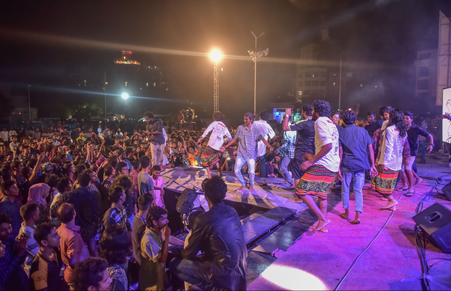 މާލެ: ޖޫން 26، 2017- ފިތުރު އީދުގެ އުފަލުގައި ހަބޭސް ބޮޑުބެރު ގުރޫޕުން ބޭއްވި މިއުޒިކް ޝޯ ގެ ތެރެއިން.---މިހާރު ފޮޓޯ: ނިޝާން އަލީ