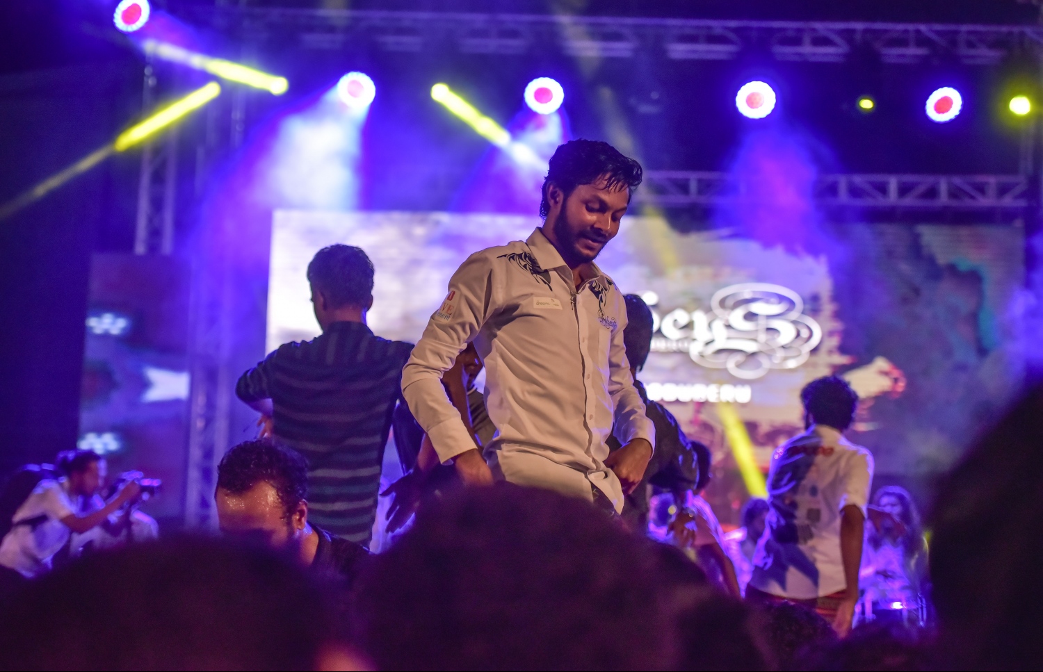 މާލެ: ޖޫން 26، 2017- ފިތުރު އީދުގެ އުފަލުގައި ހަބޭސް ބޮޑުބެރު ގުރޫޕުން ބޭއްވި މިއުޒިކް ޝޯ ގެ ތެރެއިން.---މިހާރު ފޮޓޯ: ނިޝާން އަލީ