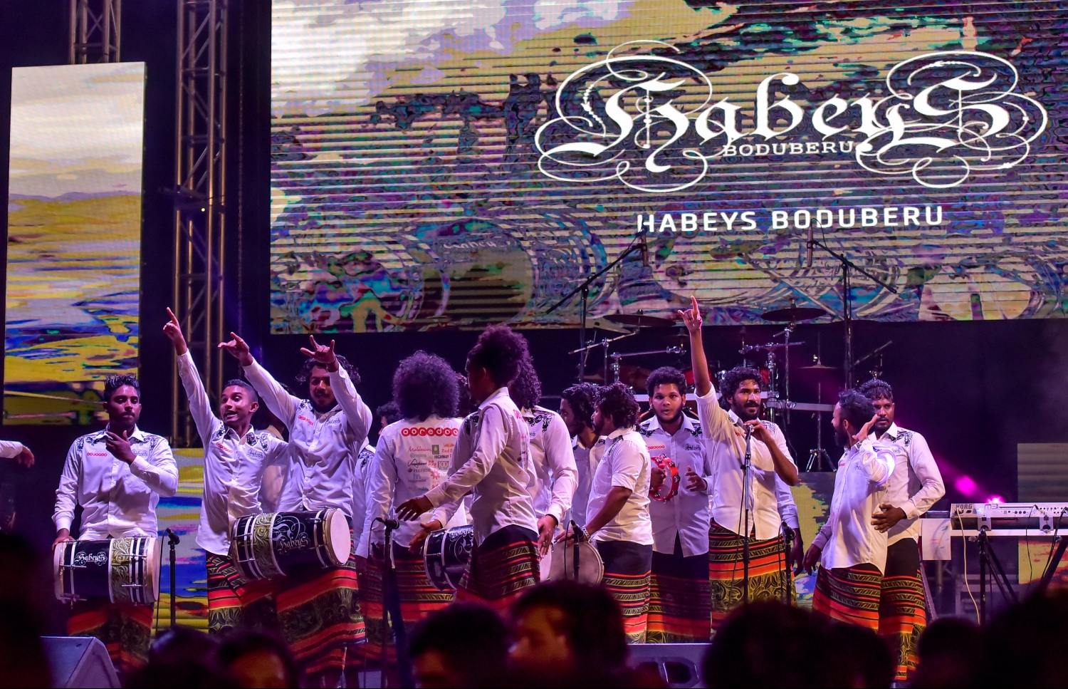 މާލެ: ޖޫން 26، 2017- ފިތުރު އީދުގެ އުފަލުގައި ހަބޭސް ބޮޑުބެރު ގުރޫޕުން ބޭއްވި މިއުޒިކް ޝޯ ގެ ތެރެއިން: މި ޝޯ އަށް ޒުވާނުންގެ ފަރާތުން ލިބުނު ތަރުހީބާ މެދު ހަބޭސް އިން ހިތްހަމަޖެހޭ.---މިހާރު ފޮޓޯ: ނިޝާން އަލީ