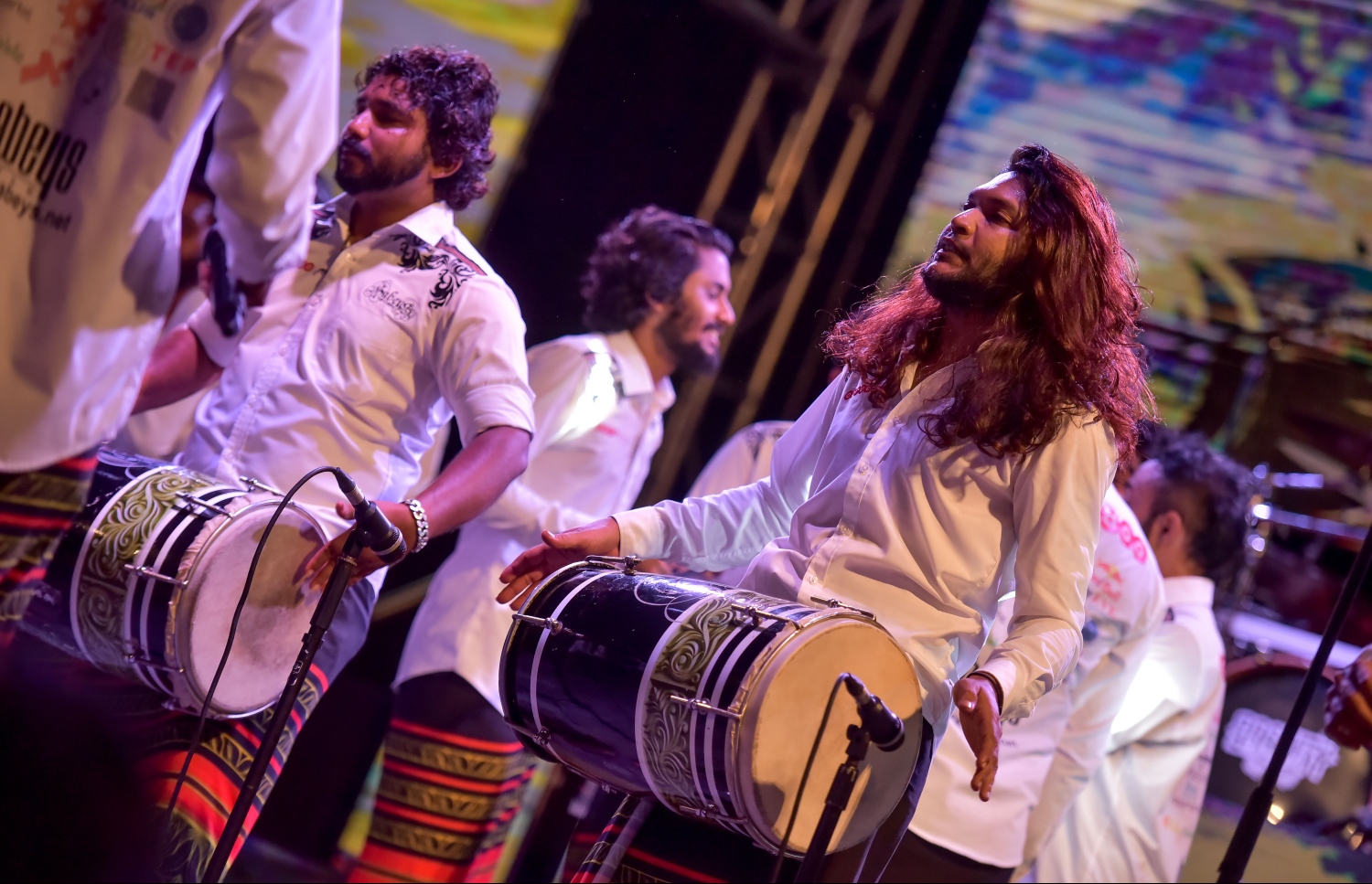 މާލެ: ޖޫން 26، 2017- ފިތުރު އީދުގެ އުފަލުގައި ހަބޭސް ބޮޑުބެރު ގުރޫޕުން ބޭއްވި މިއުޒިކް ޝޯ ގެ ތެރެއިން: މި ޝޯ އަށް ޒުވާނުންގެ ބޮޑު ތަރުހީބެއް ލިބުނު.---މިހާރު ފޮޓޯ: ނިޝާން އަލީ