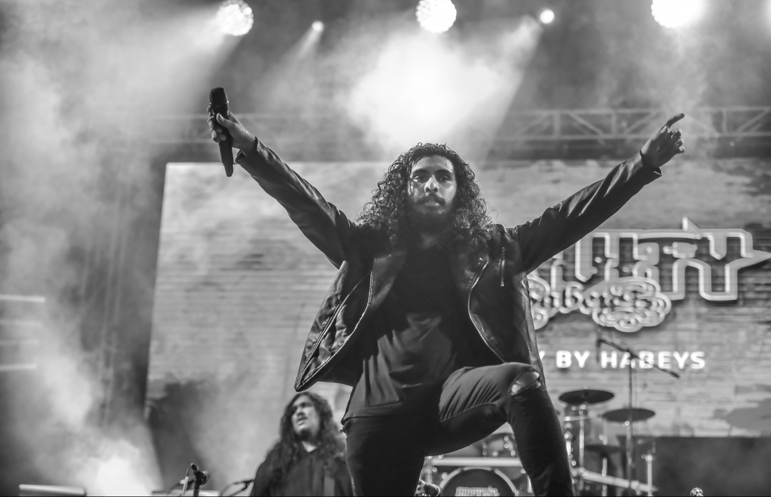 މާލެ: ޖޫން 26، 2017- ފިތުރު އީދުގެ އުފަލުގައި ހަބޭސް ބޮޑުބެރު ގުރޫޕުން ބޭއްވި މިއުޒިކް ޝޯ ގައި މުއައްޒިން ލަވަކިޔަނީ: މި ޝޯ އަށް ޒުވާނުންގެ ބޮޑު ތަރުހީބެއް ލިބުނު.---މިހާރު ފޮޓޯ: ނިޝާން އަލީ