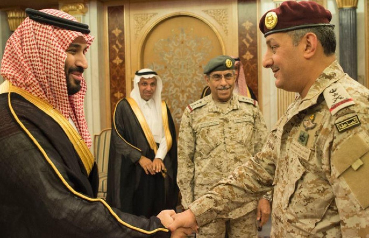 ވަލީ އަހުދު އަމީރް މުހައްމަދު (ވ) ސައޫދީގެ އިސް ކޮމާންޑަރުންނާ ބައްދަލު ކުރައްވަނީ.