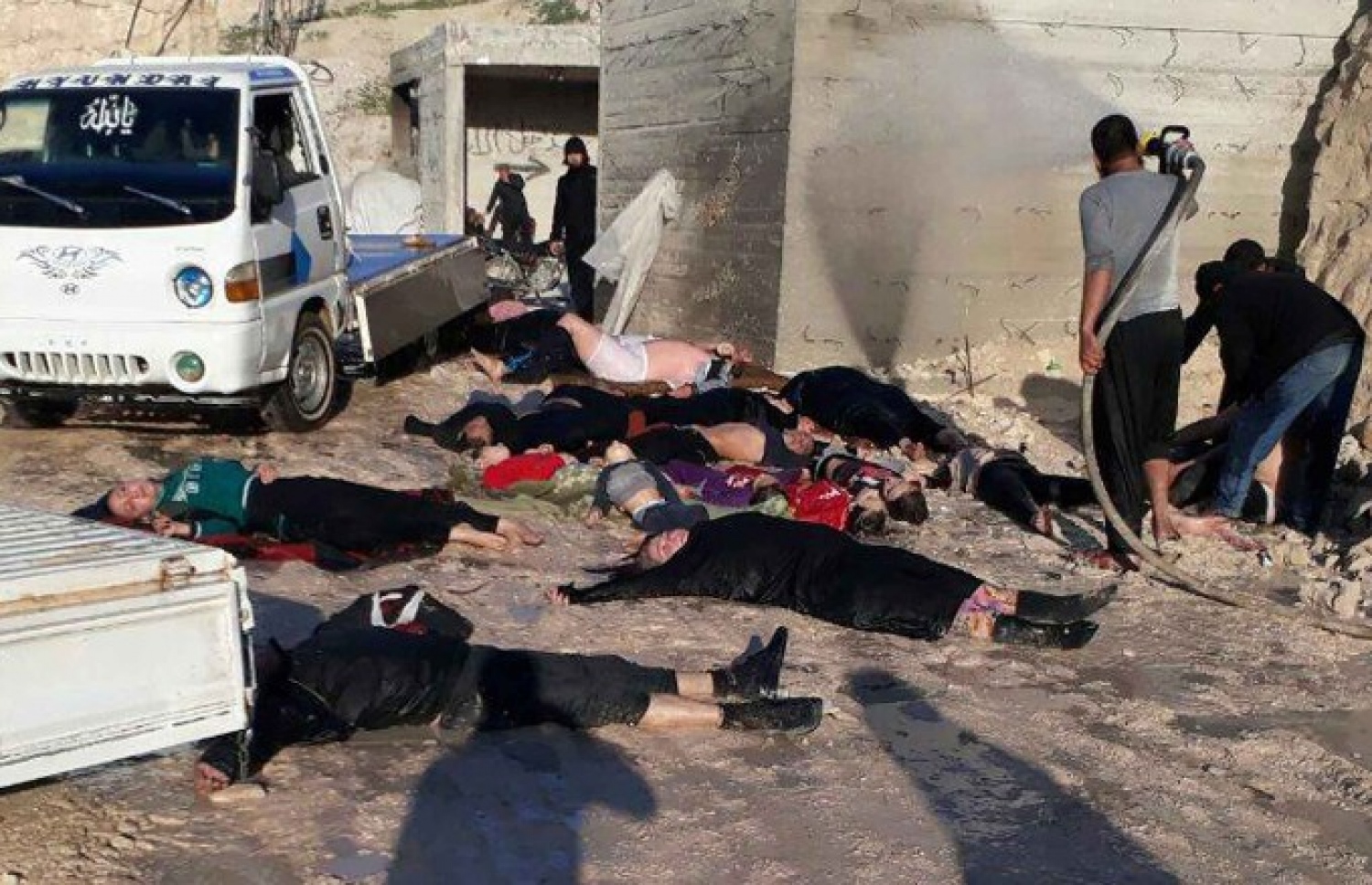 މިދިޔަ އެޕްރީލް މަހު ދިން ކެމިކަލް ހަތިޔާރުގެ ހަމަލާގައި ގެއްލުން ލިބިފައިވާ ބައެއްގެ ފުރާނަ ސަލާމަތް ކުރުމަށް އެ މީހުންގެ ގަޔަށް ފެން ޖަހަނީ.