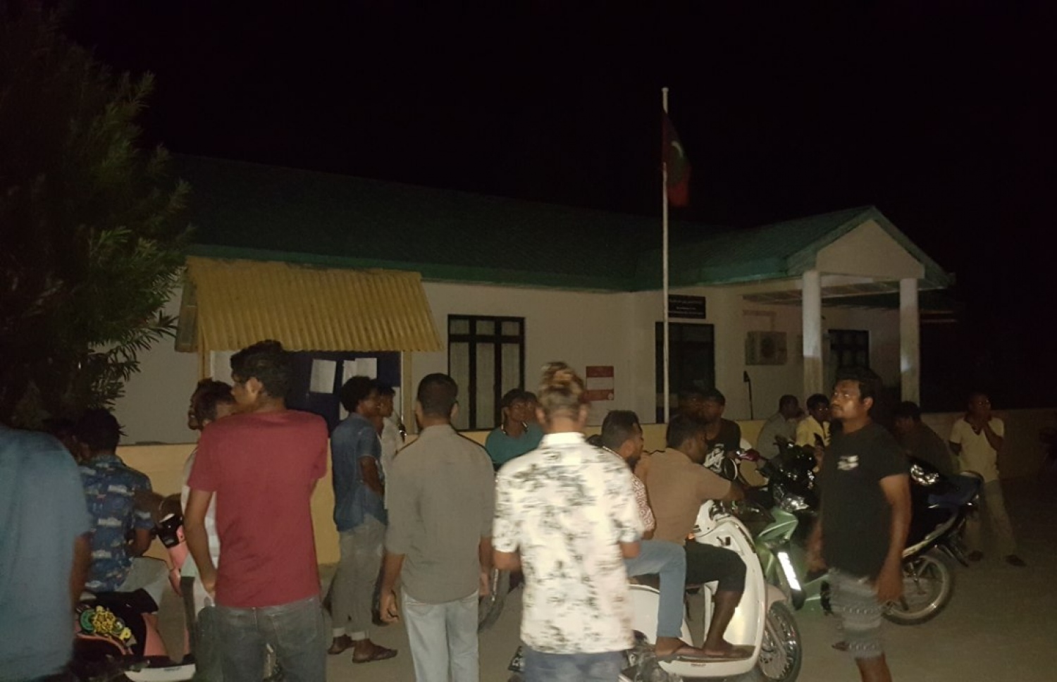 ކަރަންޓް ނެތިގެން އެ ރަށު ކައުންސިލް އިދާރާ ކައިރީގައި ޒުވާނުންތަކެއް ހިތްހަމަނުޖެހުންފާޅުކުރަނީ