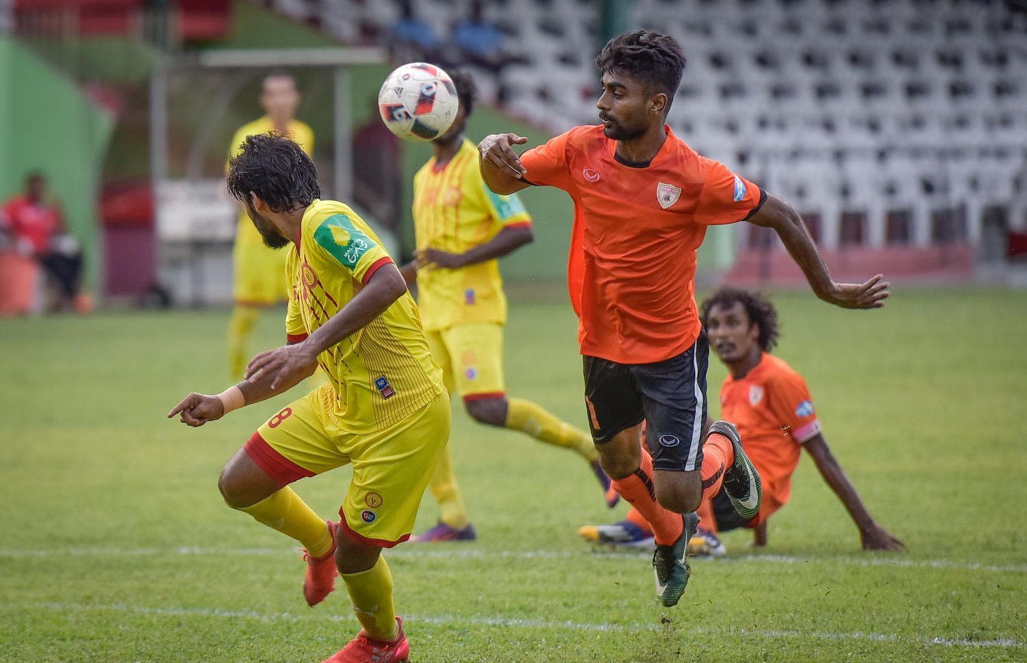 އީގަލްސްގެ ރިޒޭ (ކ) ވިކްޓަރީގެ ރިލޭ ކައިރިން ބޯޅަ ހިފައިގެންދާން މަސައްކަތް ކުރަނީ.-- ފޮޓޯ: ނިޝާން އަލީ/ މިހާރު