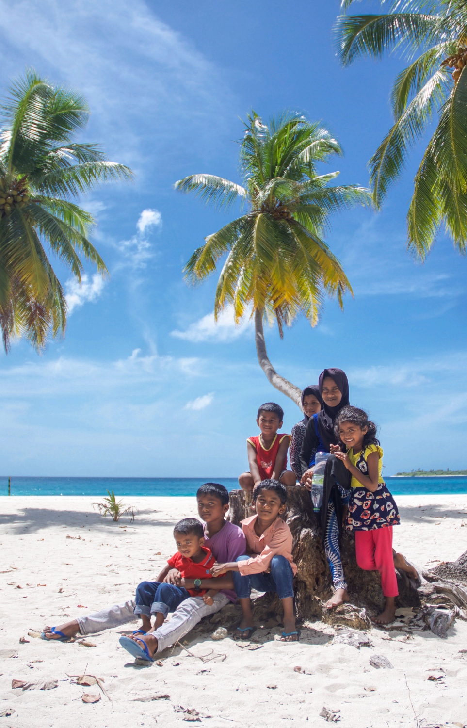 ރ.ކިނޮޅަސް: ޖޫން 28، 2017- ކިނޮޅަހު އަތިރިމަތީގައި ކުޅެން ތިބި ކުޑަކުދިންތަކެއް ފޮޓޯ އަކަށް މަޑު ކޮށްލައިގެން.---މިހާރު ފޮޓޯ: ހުސައިން ވަހީދު