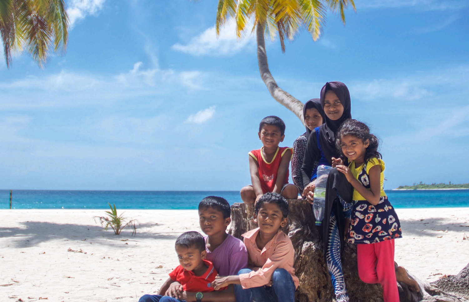 ރަށެއްގައި ދިރިއުޅޭ ކުޑަކުދިންތަކެއް އަތިރިމަތީގައި ފޮޓޯއަކަށް ހުއްޓިލައިގެން.-- ފޮޓޯ: މިހާރު