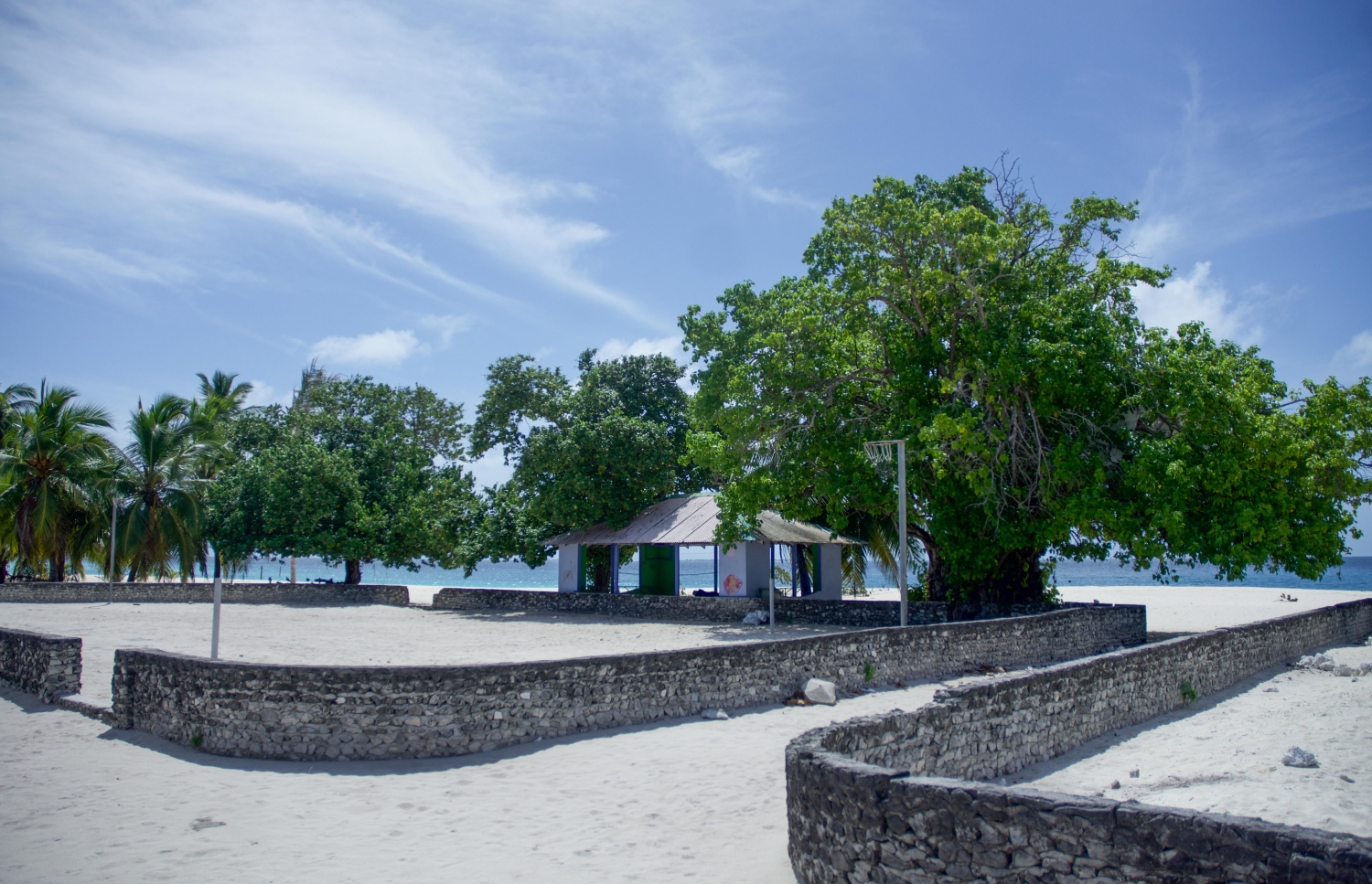 ރ.ކިނޮޅަސް: ޖޫން 28، 2017- ކިނޮޅަހު އަތިރިމަތީގައި ހަދާފައި ހުރި ވޮލީ ކޯޓު ތަކެއް.---މިހާރު ފޮޓޯ: ހުސައިން ވަހީދު