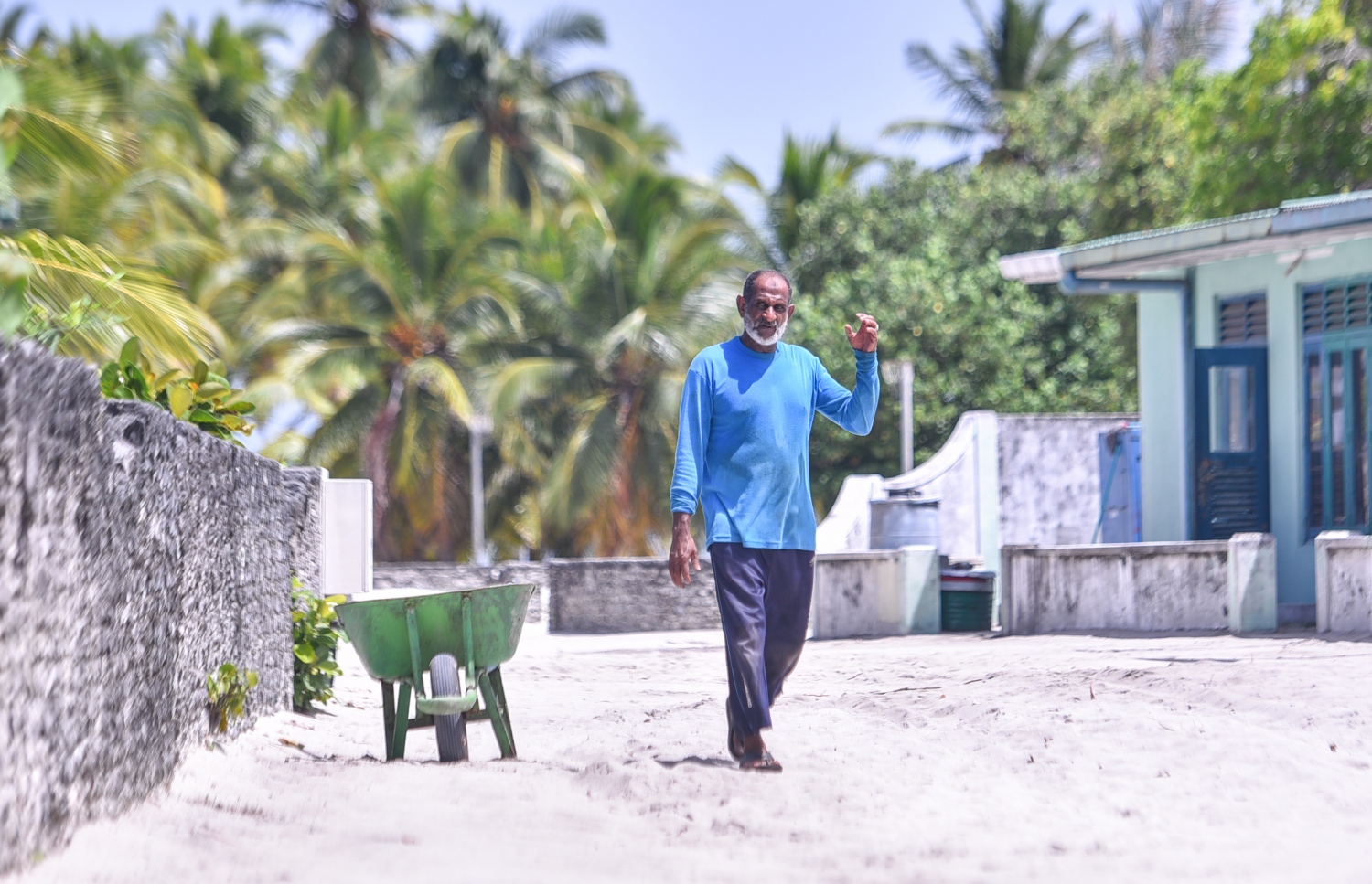 ރ.ކިނޮޅަސް: ޖޫން 28، 2017- ކިނޮޅަހު މަގެއްގެ މަތިން މީހަކު ހިނގާފައި ދަނީ.---މިހާރު ފޮޓޯ: ހުސައިން ވަހީދު