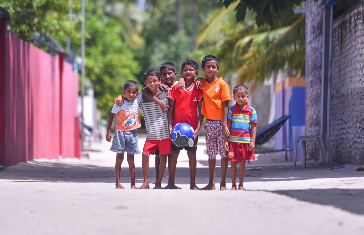 ރ.ކިނޮޅަސް: ޖޫން 28، 2017- ކިނޮޅަހު މަގެއްގެ މަތީގައި ބޯޅަ ކުޅެންތިބި ކުޑަކުދިންތަކެއް ފޮޓޯ ނަގަން ފެށުމުން ސަފަކަށް އެތުރި ފޮޓޯ އަށް ހުއްޓިލައިގެން.---މިހާރު ފޮޓޯ: ހުސައިން ވަހީދު