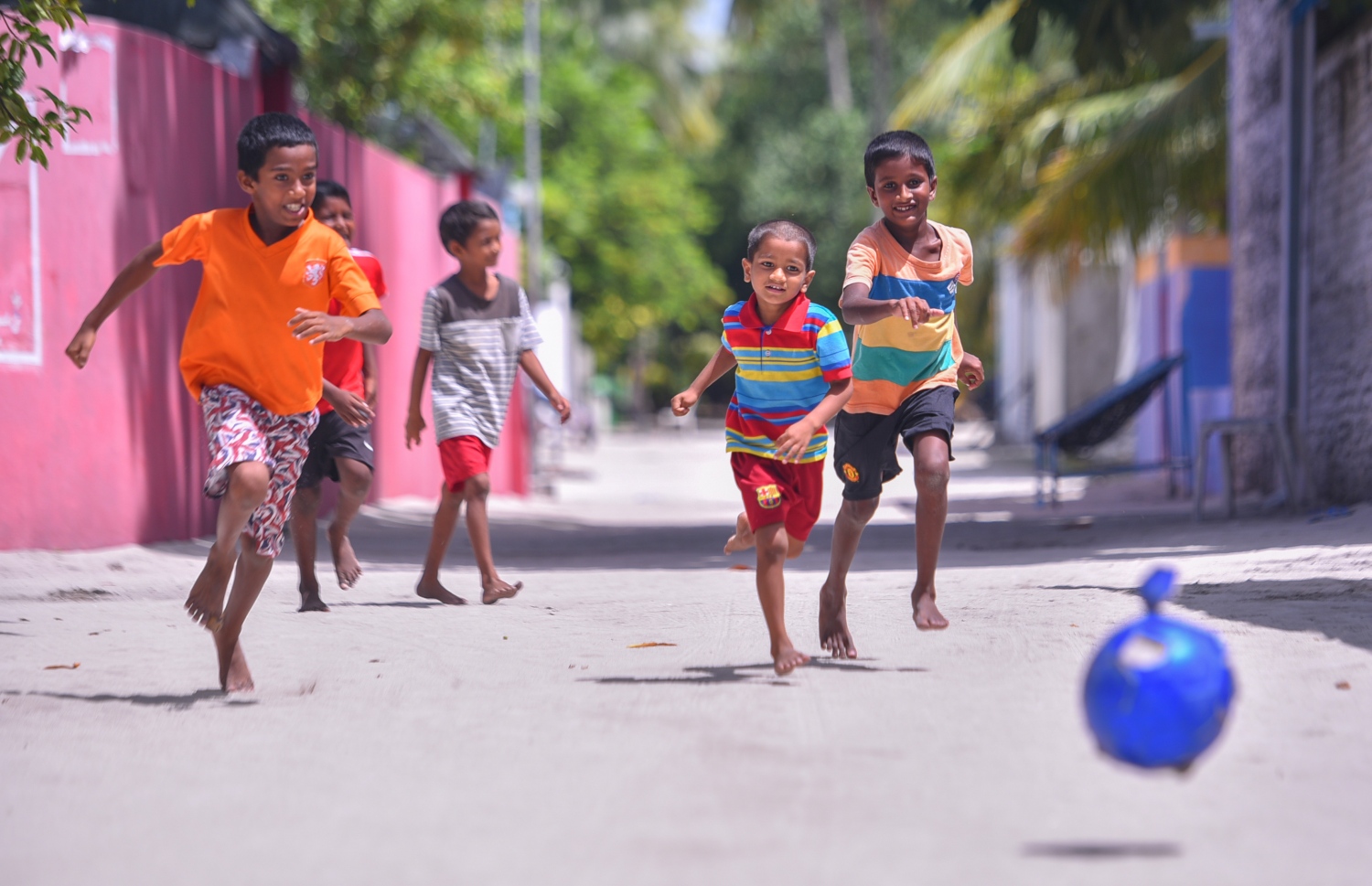 ރ.ކިނޮޅަސް: ޖޫން 28، 2017- ކިނޮޅަހު މަގެއްގެ މަތީގައި ކުޑަކުދިންތަކެއް ބޯޅަ ކުޅެނީ.---މިހާރު ފޮޓޯ: ހުސައިން ވަހީދު