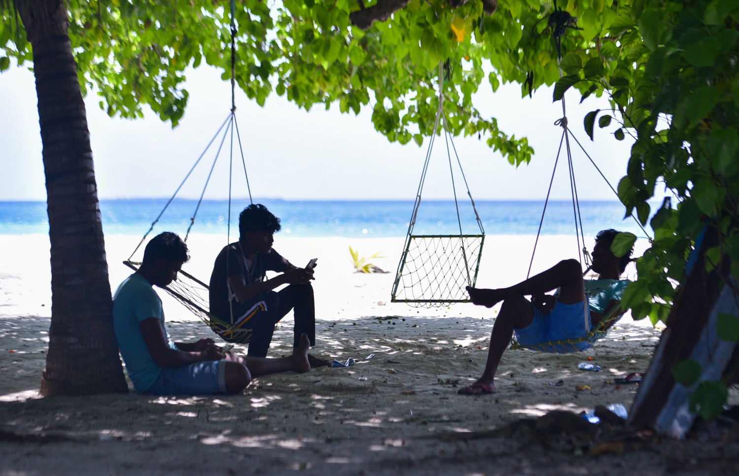 ރ.ކިނޮޅަސް: ޖޫން 28، 2017- ކިނޮޅަހު އަތިރިމަތީގައި ޒުވާނުންތަކެއް މަޑުކޮށްލައިގެން: މިއީ ގުދުރަތީ ގޮތުން ވަރަށް ހިތްގައިމު ރަށެއް --މިހާރު ފޮޓޯ: ހުސައިން ވަހީދު