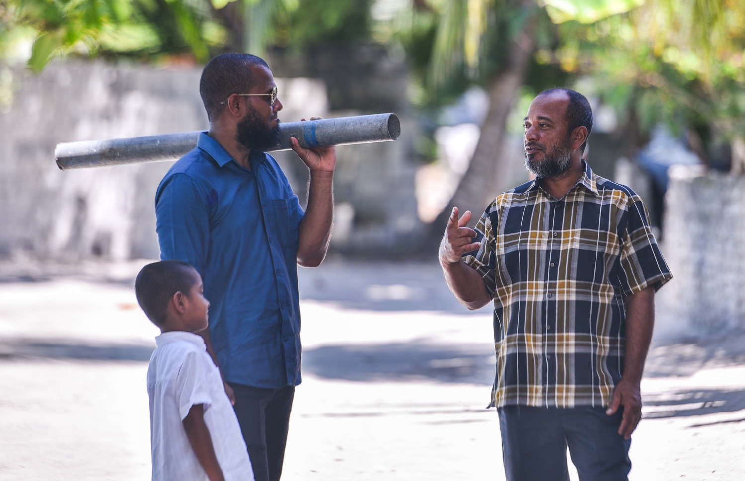 ރ.ކިނޮޅަސް: ޖޫން 28، 2017- ކިނޮޅަހު މަގެއްގެ މަތީގައި ބަޔަކު ވާހަކަ ދައްކާލަން މަޑުކޮށްލައިގެން.---މިހާރު ފޮޓޯ: ހުސައިން ވަހީދު