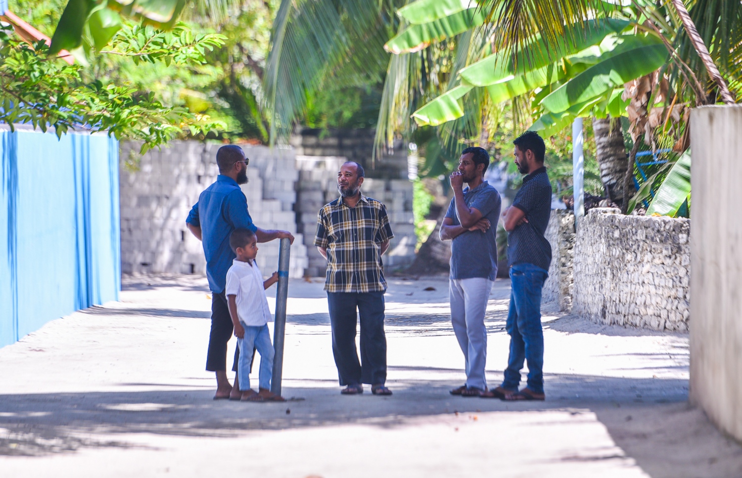 ރ.ކިނޮޅަސް: ޖޫން 28، 2017- ކިނޮޅަހު މަގެއްގެ މަތީގައި އެރަށުގެ ބަޔަކު ވާހަކަ ދައްކާލަން މަޑުކޮށްލައިގެން.---މިހާރު ފޮޓޯ: ހުސައިން ވަހީދު