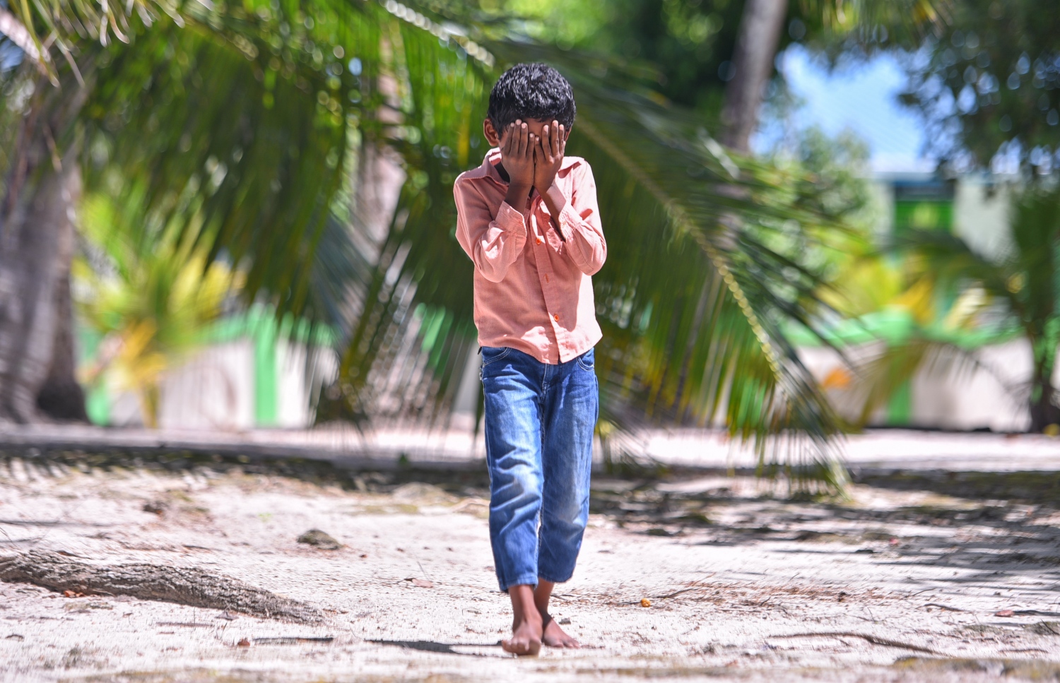 ރ.ކިނޮޅަސް: ޖޫން 28، 2017- ކިނޮޅަހު އަތިރިމަތީގައި ކުޑަކުއްޖަކު ފީކޮއި ކުޅެނީ.---މިހާރު ފޮޓޯ: ހުސައިން ވަހީދު