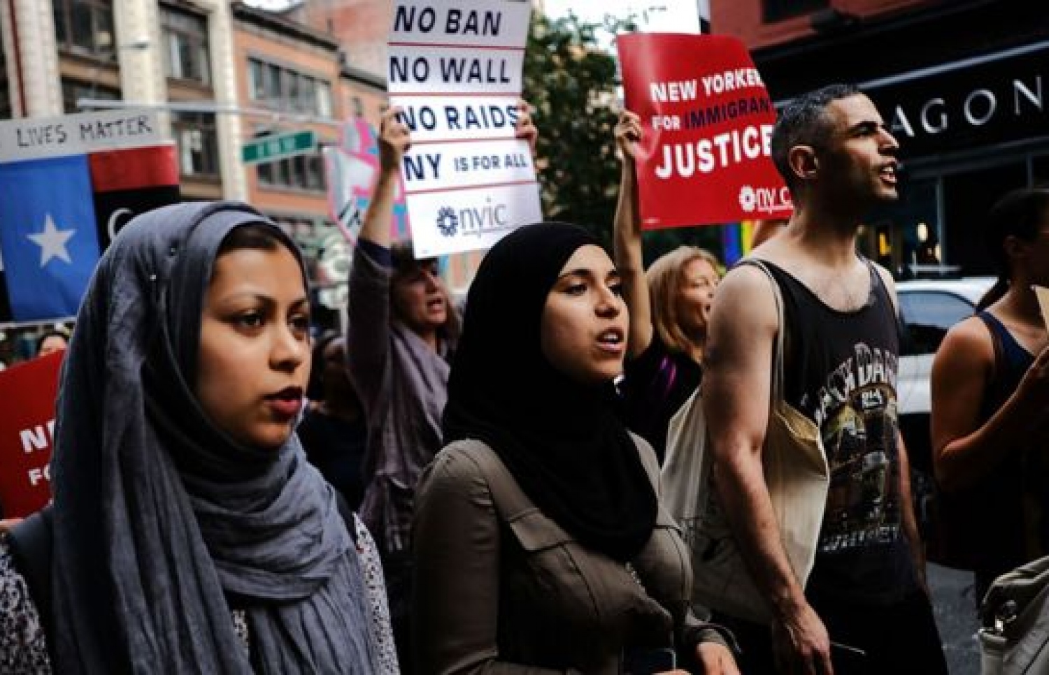 ޓްރަމްޕުގެ އަމުރާ ދެކޮޅަށް ނިއު ޔޯކުގައި އަޑު އުފުލަނީ. --ފޮޓޯ:ގެޓީ އިމޭޖަސް