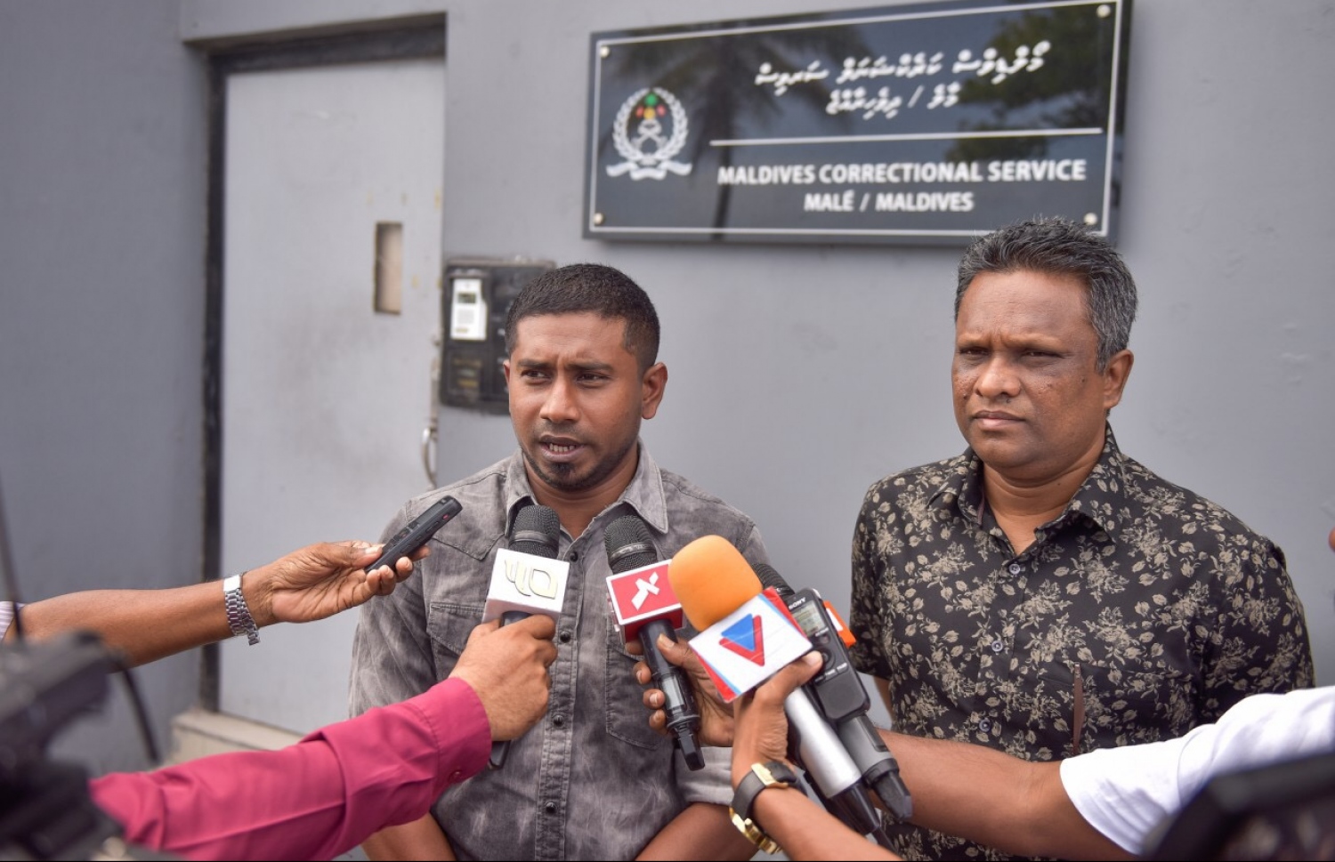 މާލޭ ޖަލުގެ ކުރިމަތީގައި ގަލޮޅު ދެކުނު ދާއިރާގެ މެމްބަރު އަހުމަދު މަހުލޫފް މިއަދު ނޫސްވެރިންނާ ވާހަކަދައްކަވަނީ. ފޮޓޯ: ނިޝާން އަލީ /މިހާރު