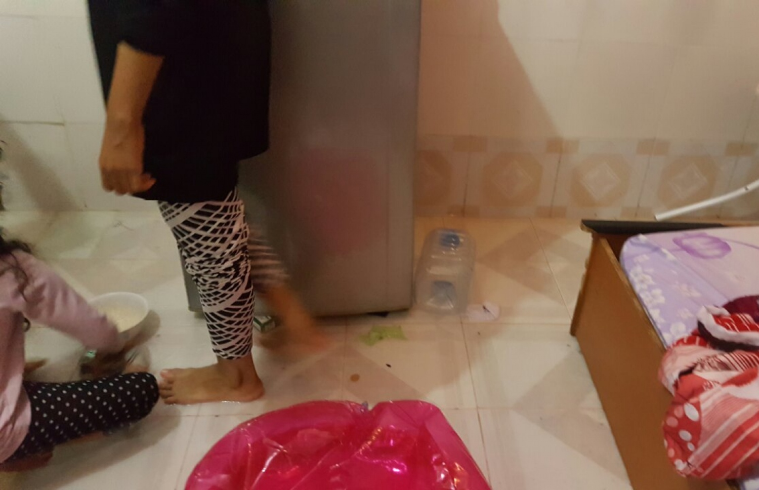 ވިލިނިގިލީ ގެއެއްގައި ބޮޑުވި ފެންގަނޑު ހިއްކުމުގެ މަސައްކަތް ކުރަނީ. - ފޮޓޯ: ކައުންސިލް