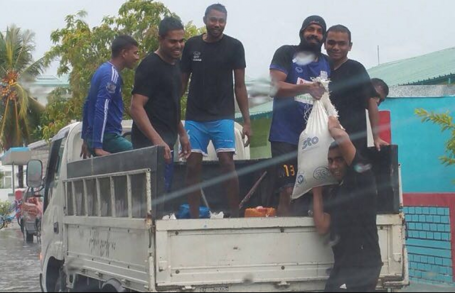 ފުލުހުން ފެން ހިންދުމަށް އެހީތެރިވަނީ. - ފޮޓޯ: ކައުންސިލް