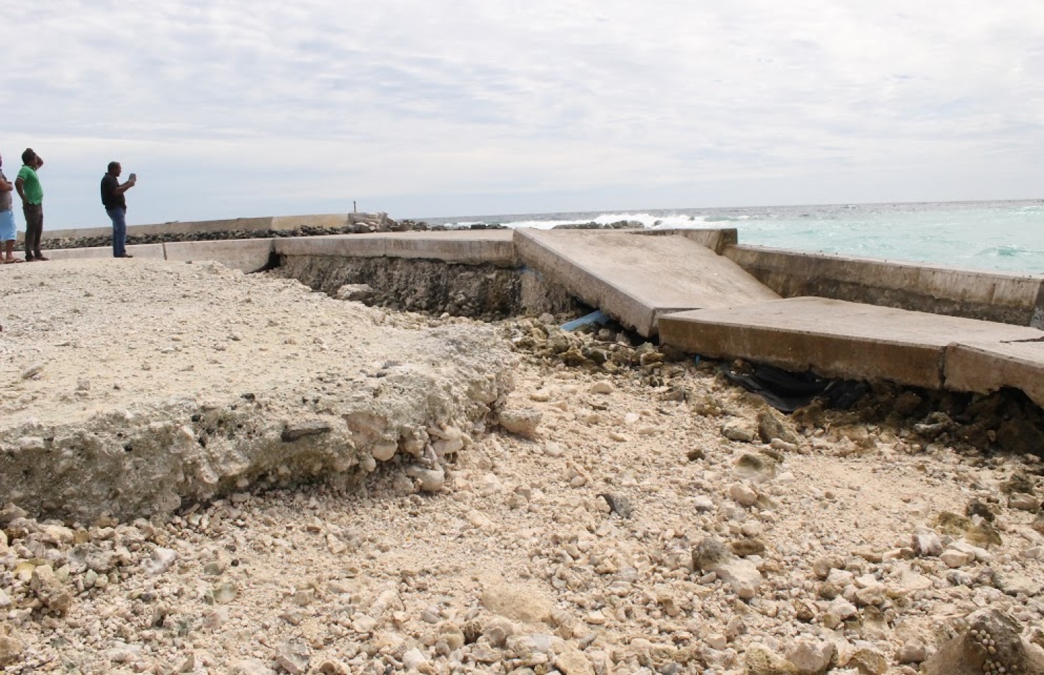 އިސްދުއަށް އެރި ކޮޅިގަނޑެއްގައި އެ ރަށު އެއްގަމު ތޮށިގަނޑު ފުނޑުފުނޑުވެފައި-- ފޮޓޯ/ ކައުންސިލް