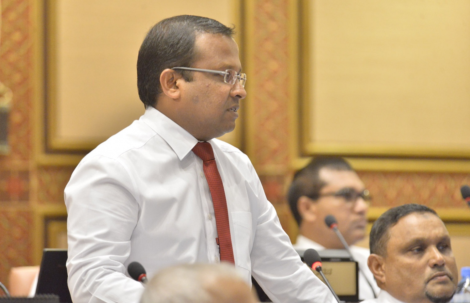 ރިޔާޒް މިއަދުގެ ޖަލްސާގައި ވާހަކަ ދައްކަވަނީ. - ފޮޓޯ: މަޖިލިސް