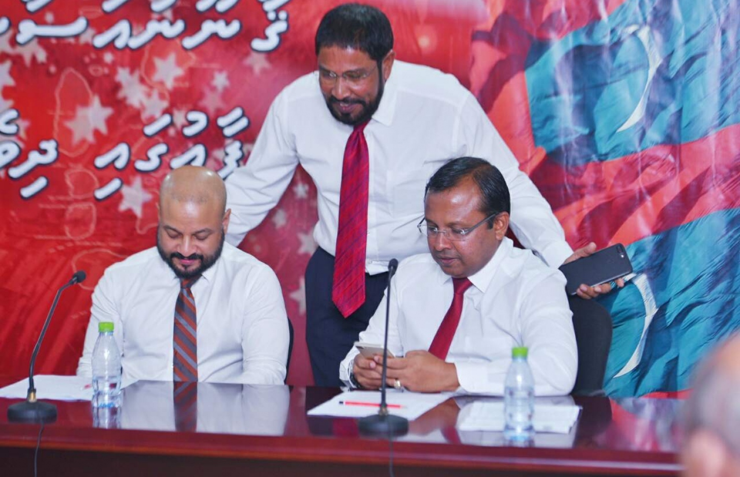 މިއަދުގެ ޕްރެސް ކޮންފަރެންސް ފެށުމުގެ ކުރިން ރިޔާޒު (ކ) އަދި ފާރިސްގެ ފަހަތުގައި ޖޭޕީގެ ލީޑަރު ގާސިމް އިބްރާހިމް ހުއްޓިވަޑައިގެން --މިހާރު ފޮޓޯ/ހުސެން ވަހީދު