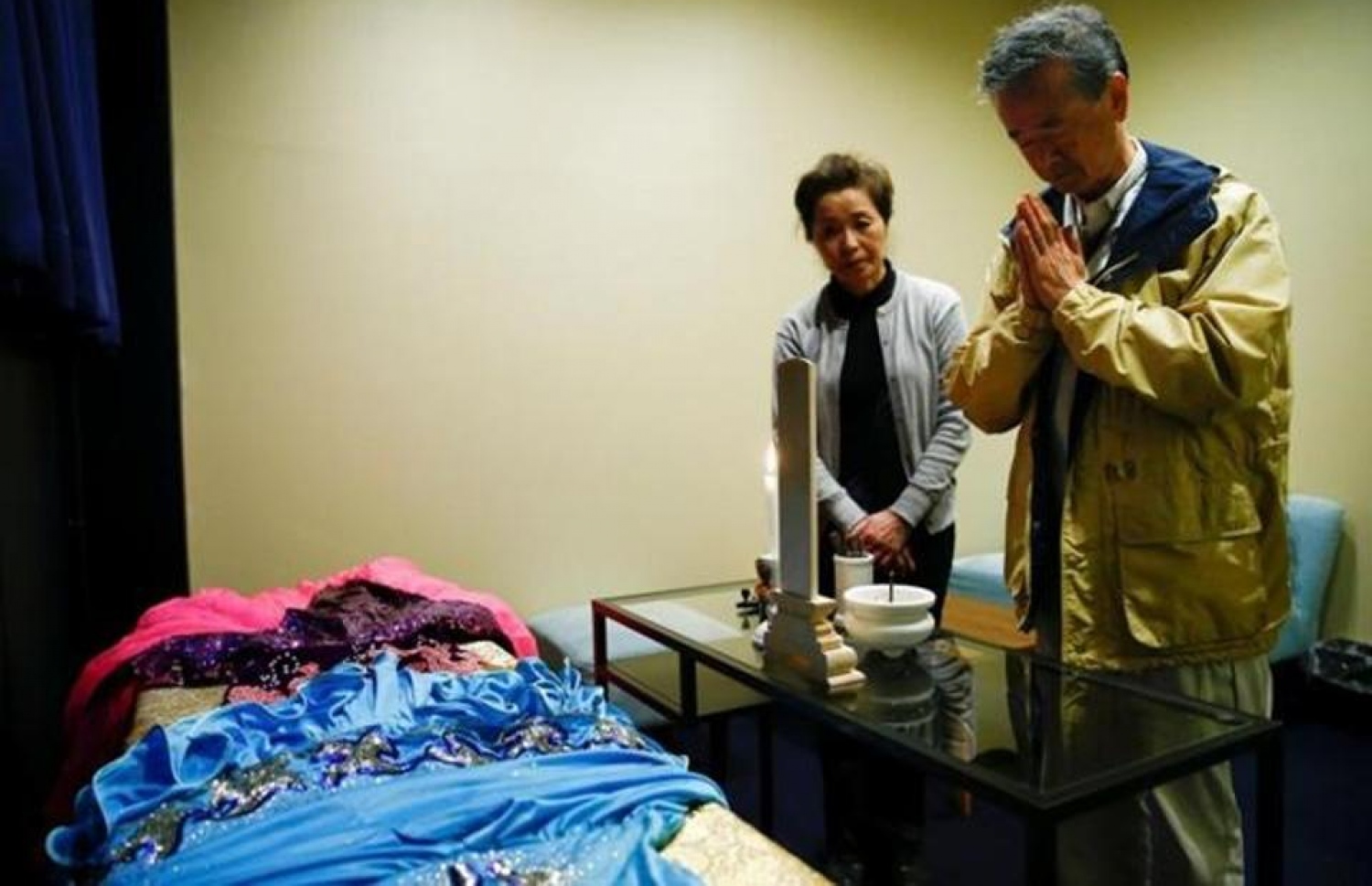 ގަބުރެއްގެ ކައިރީގައި ދެ މީހަކު މަޑުކޮށްލައިގެން