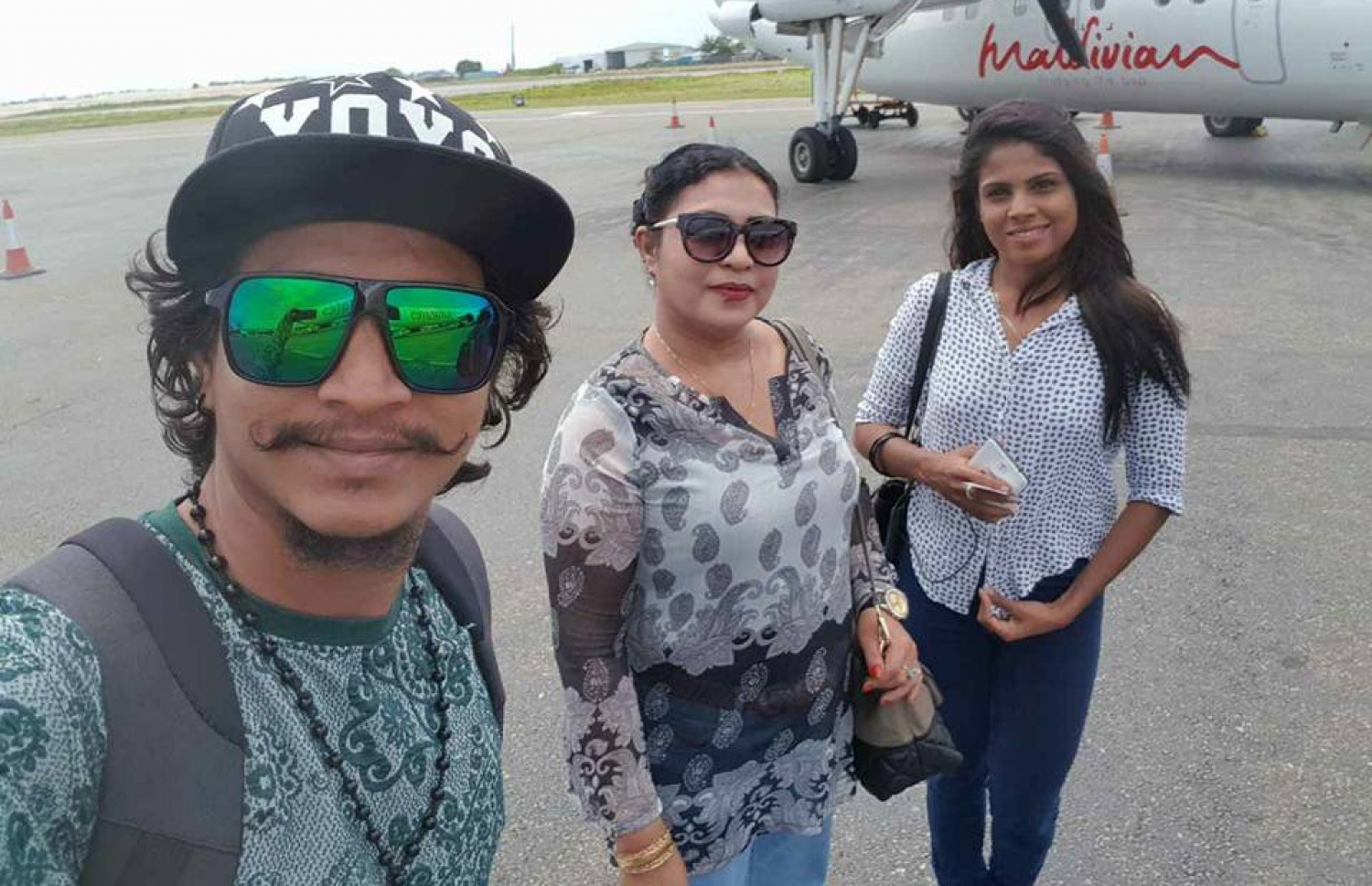 "ހައްދު" ގެ ޝޫޓިން އަށް ފުރުމުގެ ކުރިން ނުޒޫ ޝަކީލާ އާއި ދޮންއައްޔައާ އެކު އެއާޕޯޓްގައި.