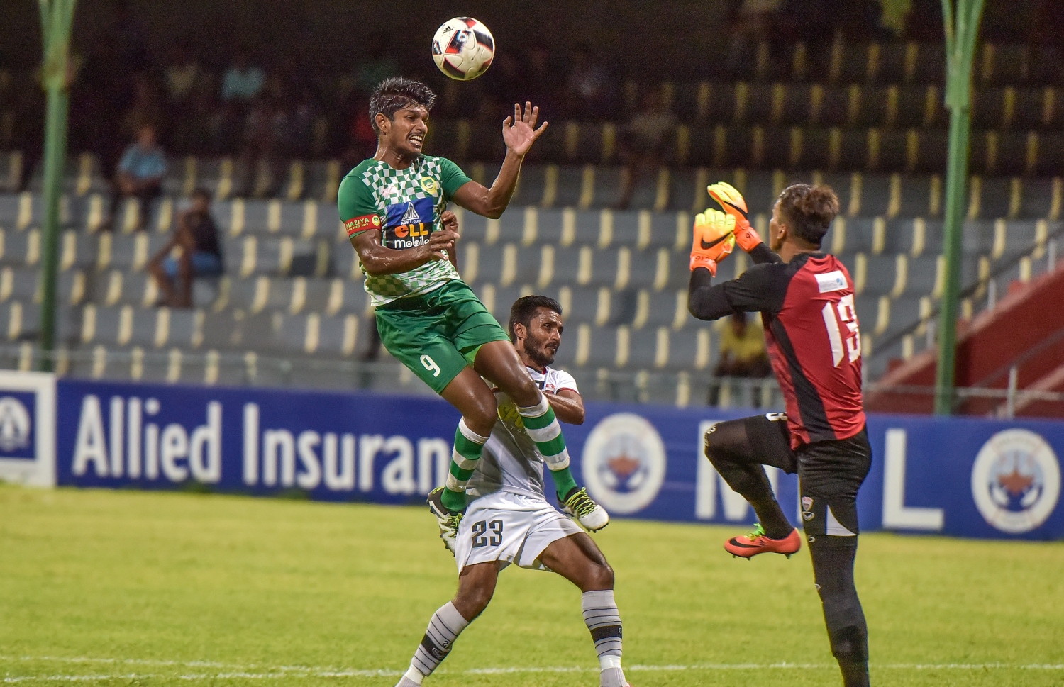 ލީގުގެ ދެ ވަނަ ބުރުގައި ޓީސީއާ ދެކޮޅަށް ކުޅުނު މެޗުގެ ތެރެއިން އަސަދުﷲ ބޮލުން ބޯޅަ ފޮނުވާލަނީ.-- ފޮޓޯ: ނިޝާން އަލީ/ މިހާރު