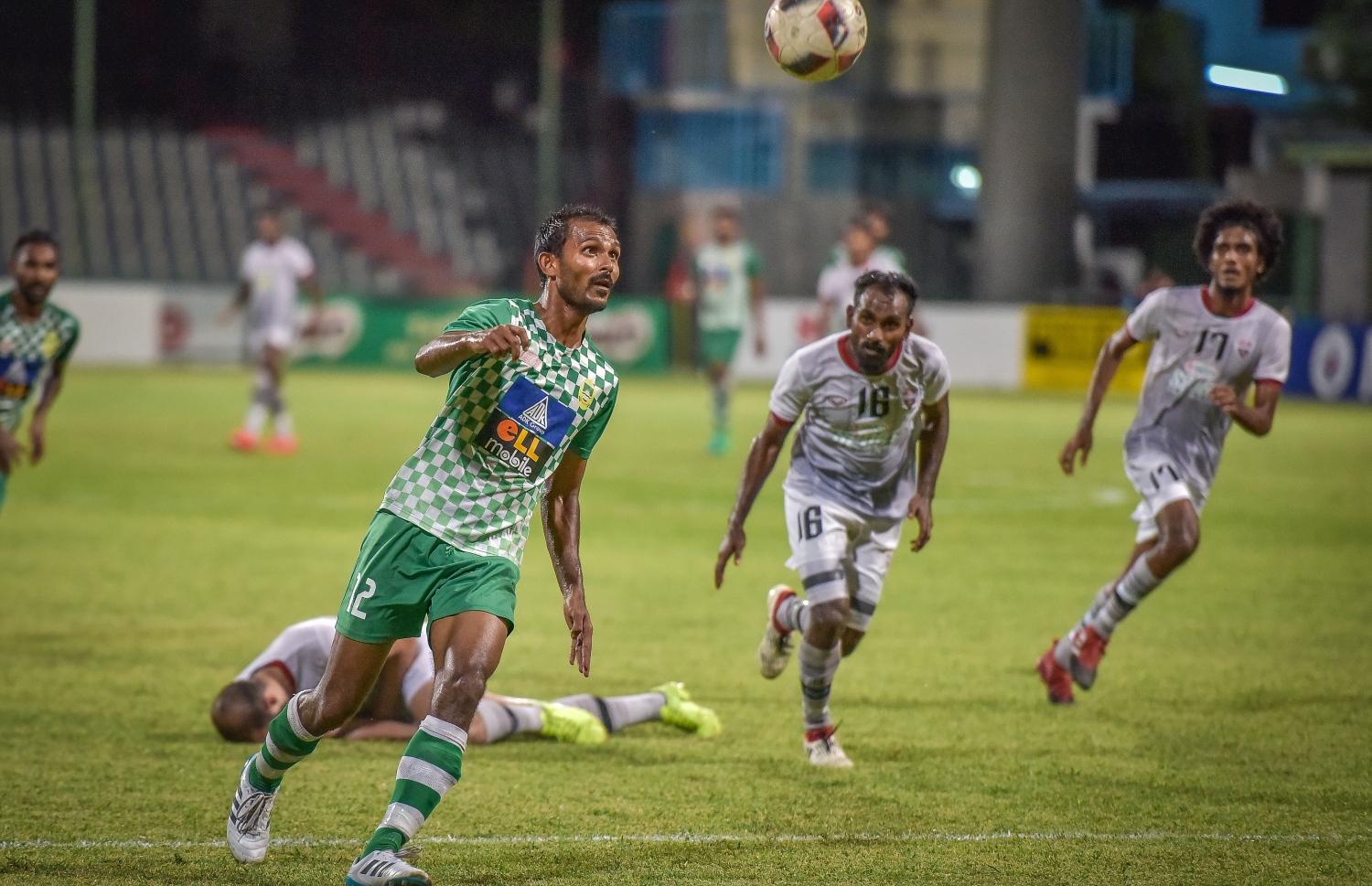 ޓީސީ އޭރިއާ ތެރެއިން މާޒިޔާގެ އަޑޭ ބޯޅަ ކޮންޓްރޯލް ކުރަން މަސައްކަތްކުރަނީ.-- ފޮޓޯ: ނިޝާން އަލީ/ މިހާރު