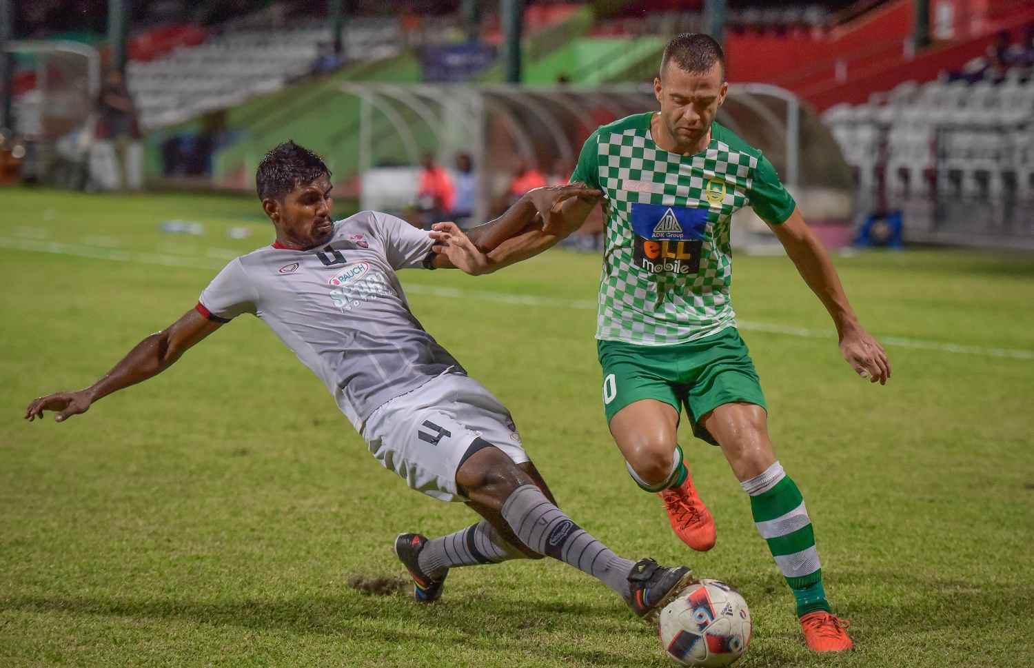 މާޒިޔާގެ ރަކިޗް (ކ) އަތުން ބޯޅަ ހޯދަން ޓީސީގެ ބެންޖޯ ޓެކުލް ކުރަނީ.-- ފޮޓޯ: ނިޝާން އަލީ/ މިހާރު