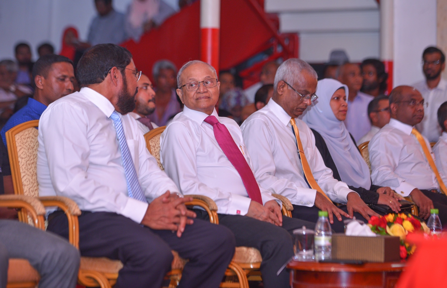 މިދިޔަ އަހަރުގެ ޖުލައި މަހު، އިދިކޮޅު ހަރަކާތުން ބޭއްވި ޖަލްސާއެއްގައި ކުރީގެ ރައީސް މައުމޫނާއި ޖޭޕީގެ ލީޑަރު ގާސިމް ބައިވެރިވެވަޑައިގަންނަވަނީ: އެއީ ރާއްޖޭގެ ޑިމޮކްރެޓިކް ނިޒާމު ފުނޑާލި ބޭފުޅުން ކަމަށް މިނިސްޓަރު ސައީދު ރޭ ވިދާޅުވި.---ފައިލް ފޮޓޯ: ހުސެއިން ވަހީދު/މިހާރު