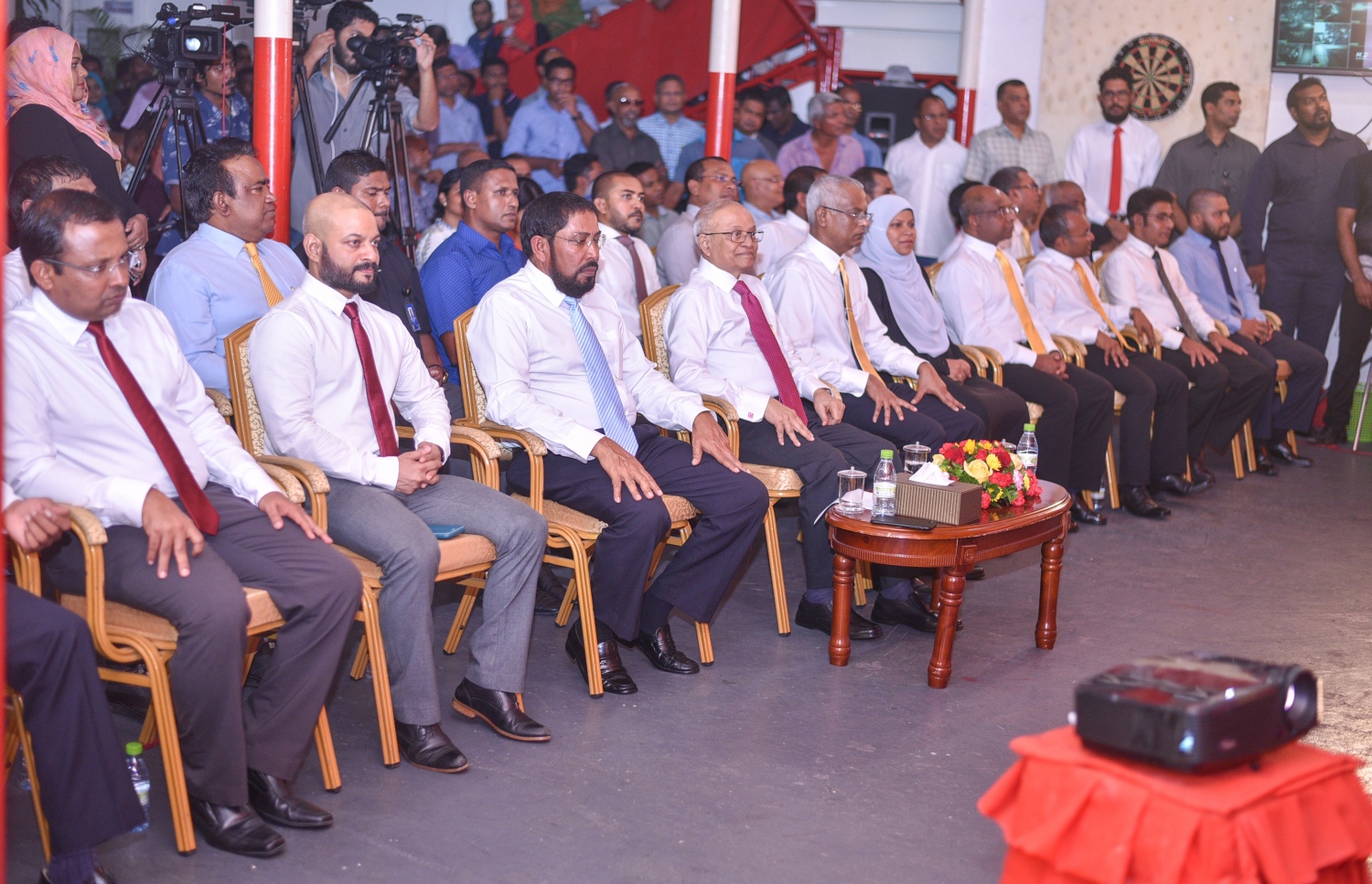 އިދިކޮޅު ފަރާތްތަކުން ބޭއްވި ޖަލްސާއެއް: ޕީޕީއެމްގެ ބައެއް މެމްބަރުން އިދިކޮޅު ކޯލިޝަނާ ގުޅި، މަޖިލީހުުގެ އަޣުލަބިއްޔަތު ގެއްލިދާނެ ކަމުގެ ބިރު ޕީޕީއެމަށް އެބަ އޮތް---މިހާރު ފޮޓޯ: ހުސައިން ވަހީދު