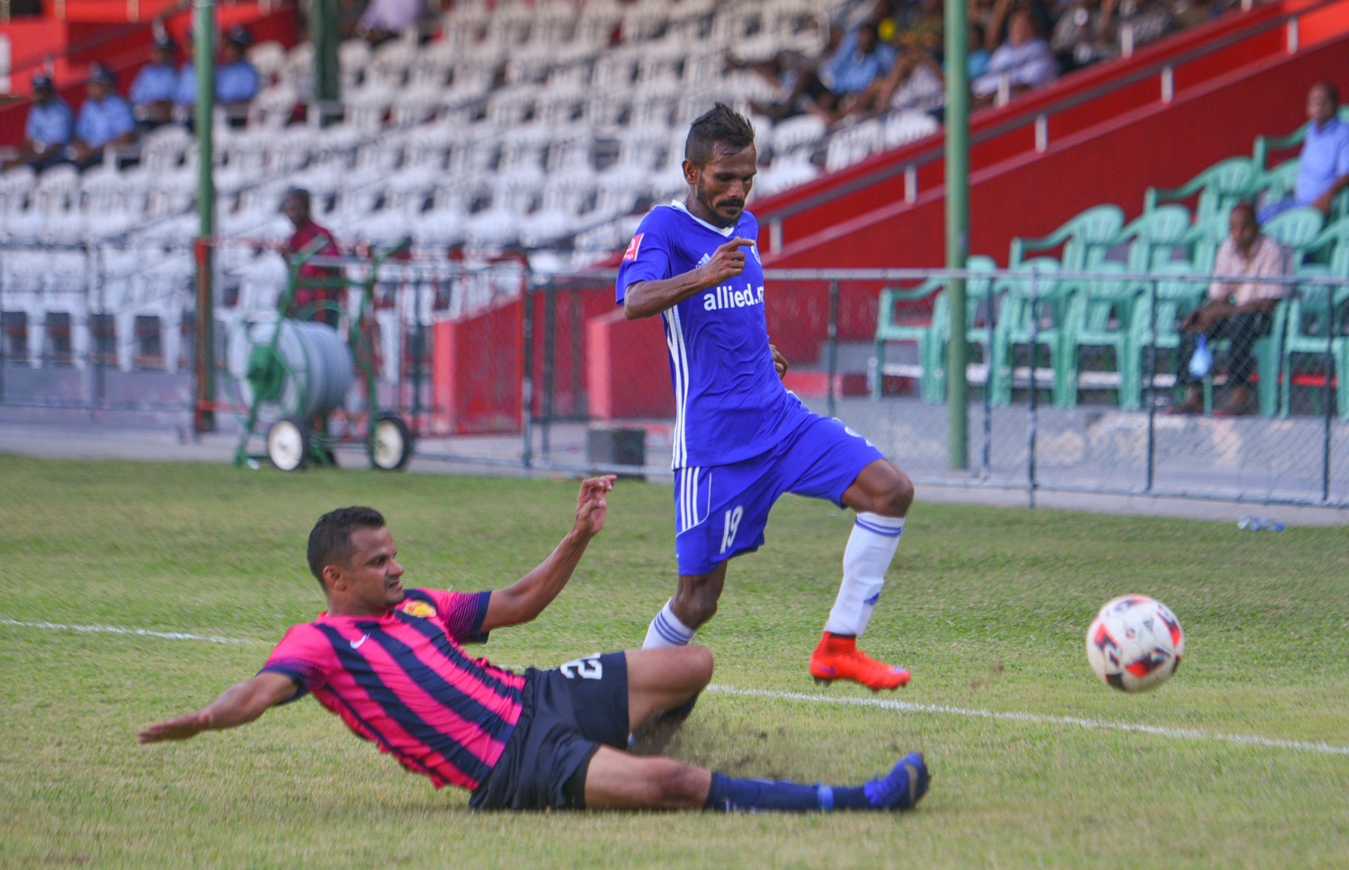 ޔުނައިޓެޑް ވިކްޓަރީގެ އަލީ ޝަރީފް (ވ) ނިއުގެ ހޮކޭ އަތުން ބޯޅަ ހޯދަން ޓެކްލް ކުރަނީ.-- ފޮޓޯ: ހުސެއިން ވަހީދު/ މިހާރު