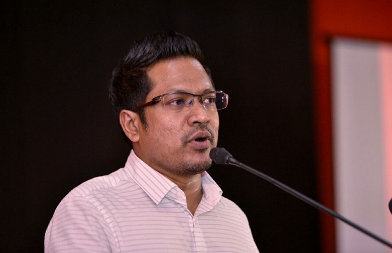 ކުނޫޒްގައި އޮތް ޖަލްސާގައި އިންތި ވާހަކަ ދައްކަވަނީ.