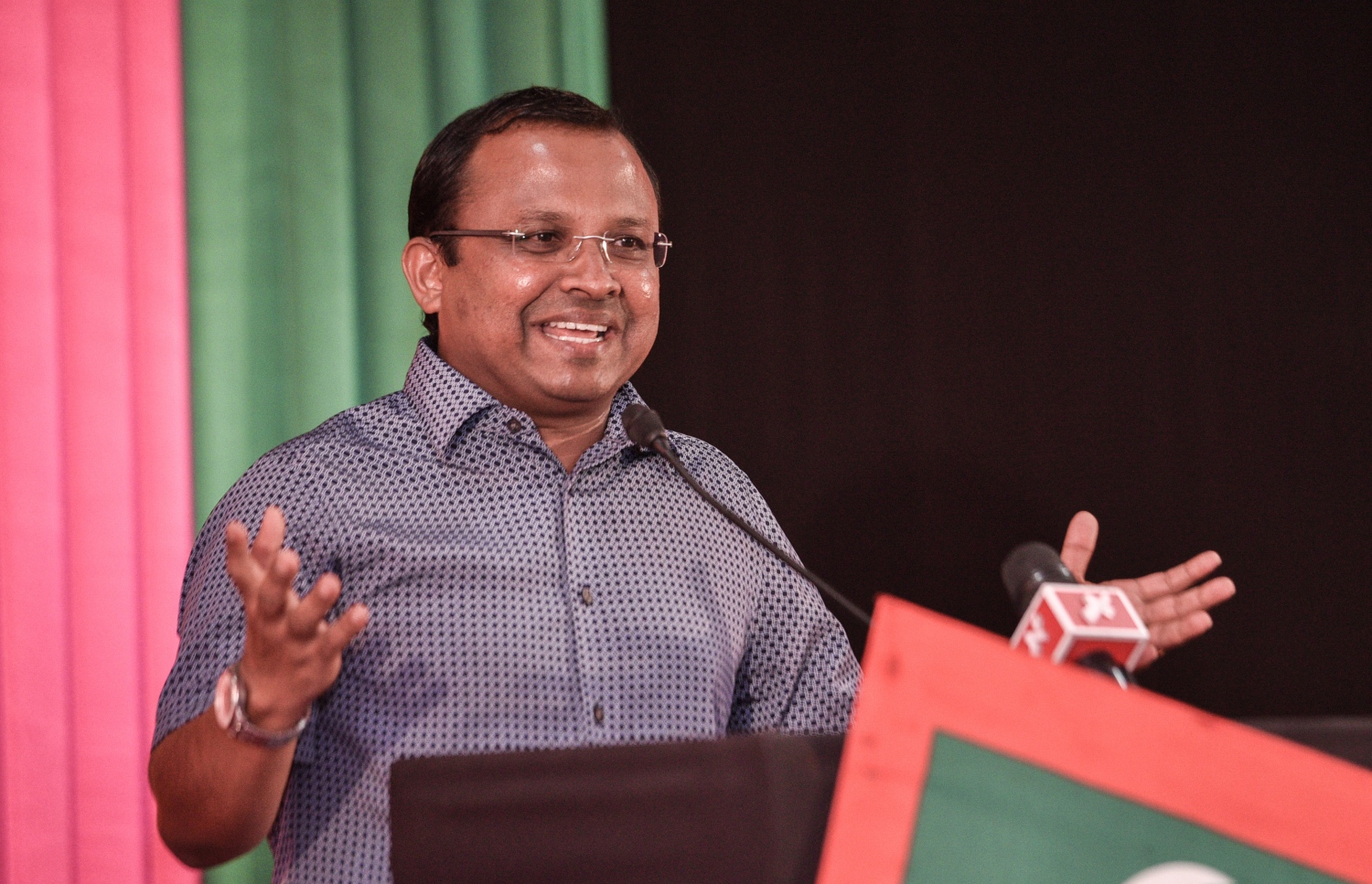 އިދިކޮޅު ފަރާތްތަކުން ރޭ ބޭއްވި ޖަލްސާގައި ރިޔާޒް ވާހަކަ ދައްކަވަނީ. --މިހާރު ފޮޓޯ: ހުސެއިން ވަހީދު