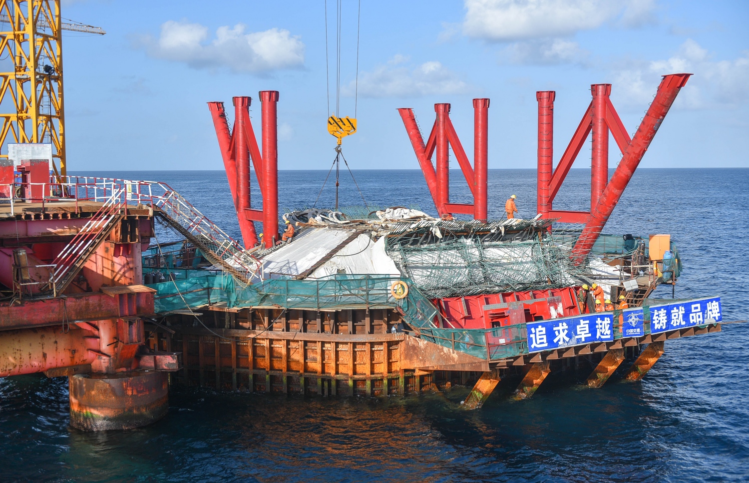 މެއިން ބްރިޖު ނުވަތަ މާކަނޑުގައި ހިމެނޭ ތަނބެއް: ހުރިހާ ތަނބެއްގެ މަސައްކަތް ވެސް ކޮންކްރީޓް މަސައްކަތް މިހާރު ވަނީ ގާތްގަނޑަކަށް ނިމިފައި. --ފޮޓޯ: ހުސެއިން ވަހީދު/ މިހާރު