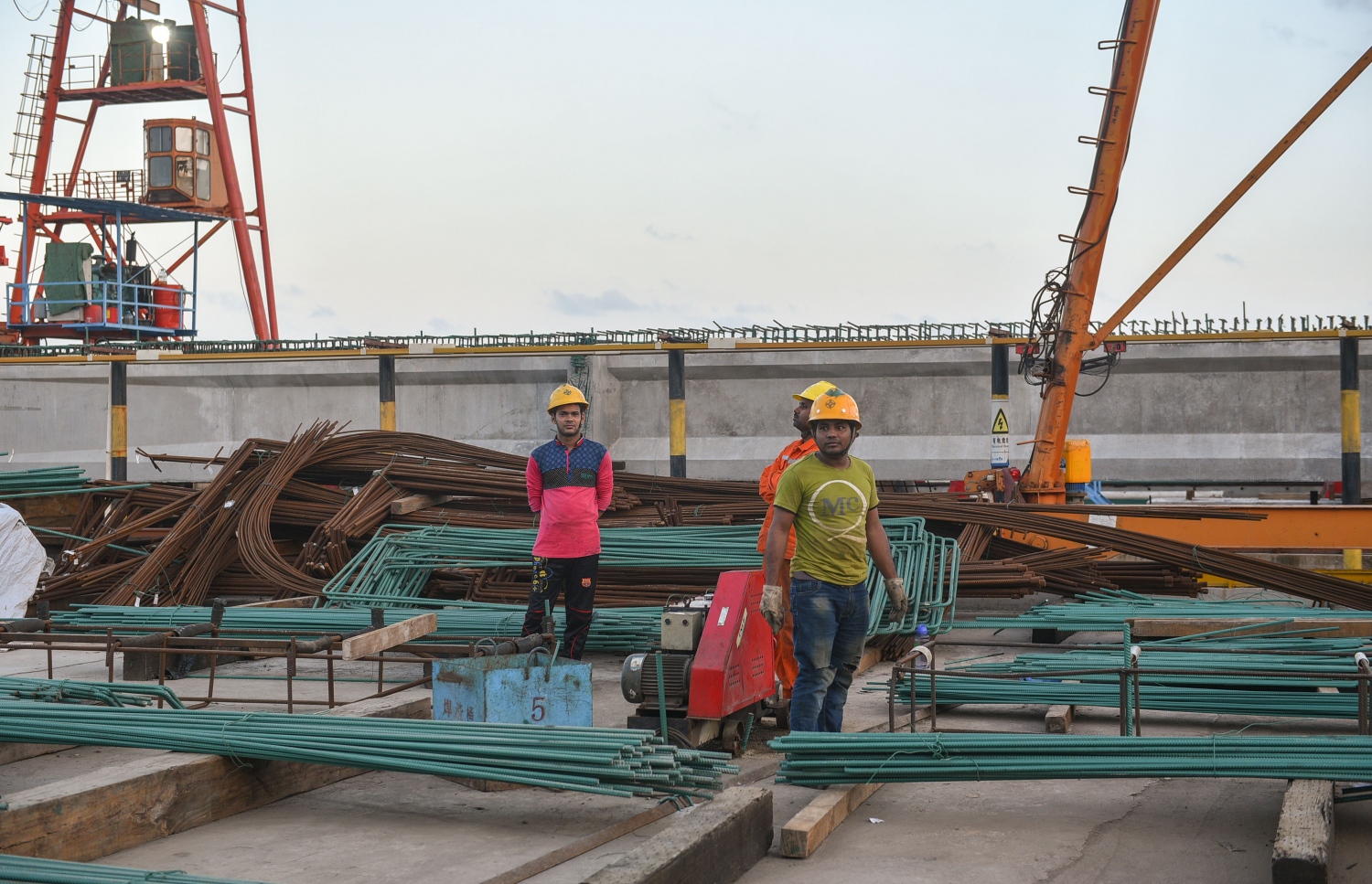 ބްރިޖުގެ މަސައްކަތުގައި ޗައިނާގެ ސީސީސީސީ ކުންފުނީގެ މީހުން އުޅެނީ. - ފޮޓޯ: މިހާރު